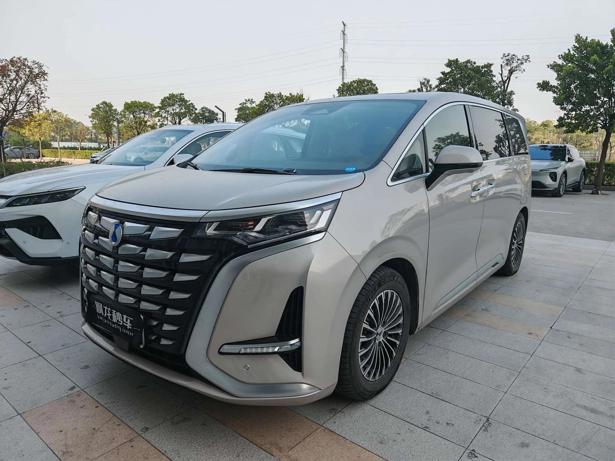 Denza D9 DM 2024 г. 52639 км.