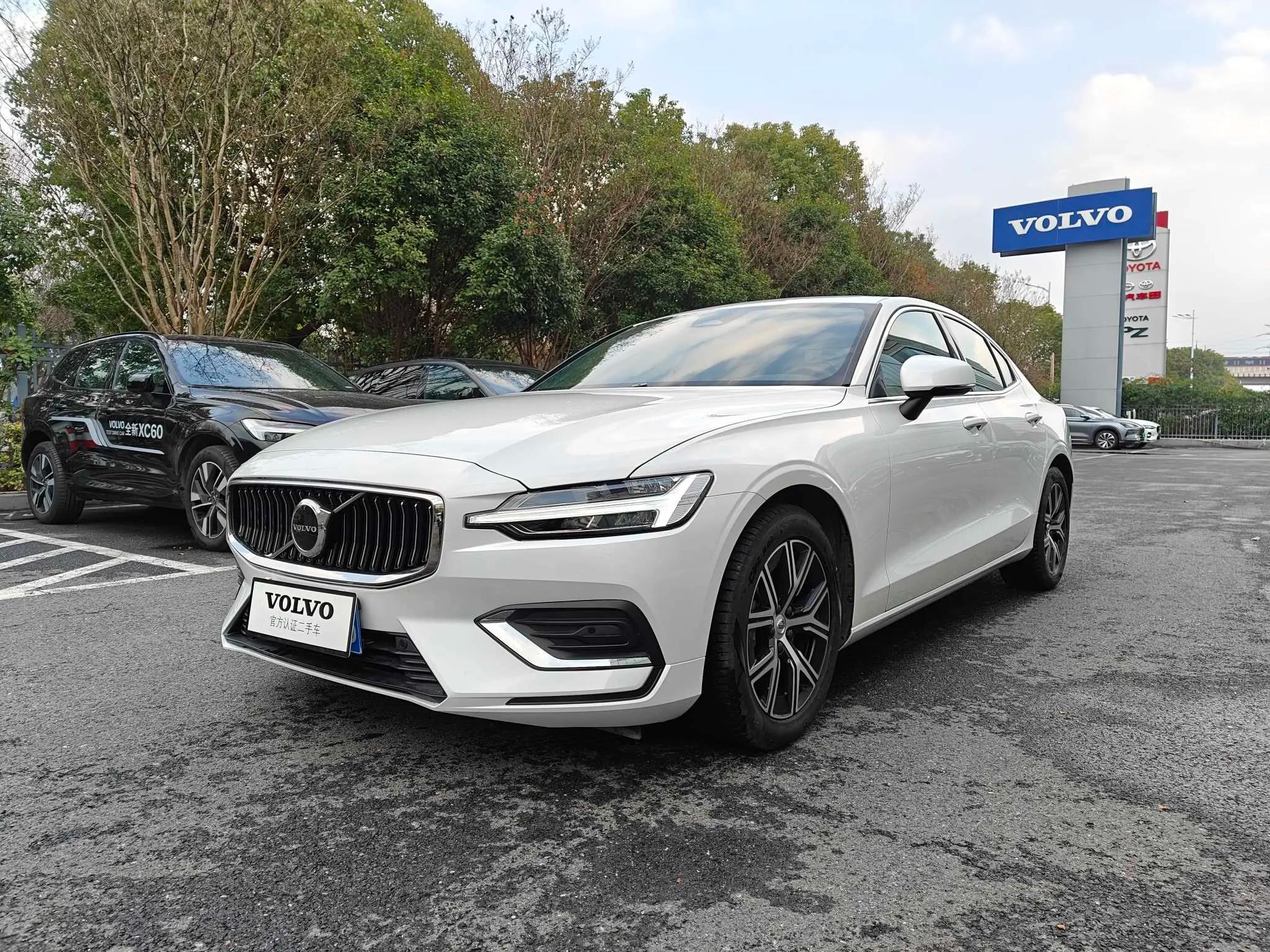 Volvo S60 2025 г. 3329 км.