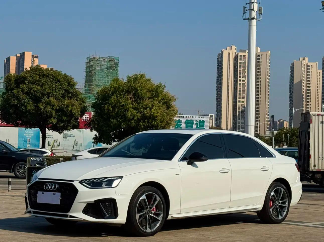 Audi A4L 2023 г. 46096 км.