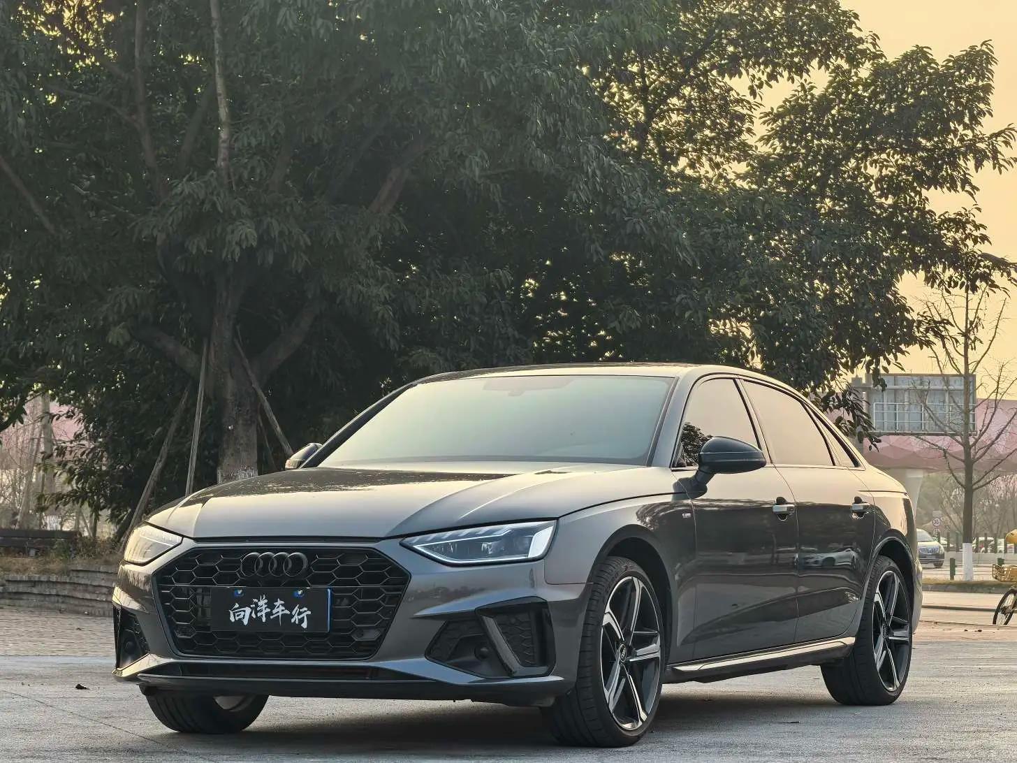 Audi A4L 2025 г. 14098 км.