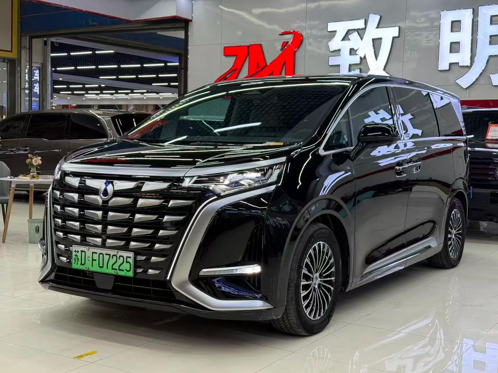 Denza D9 DM 2023 г. 24005 км.