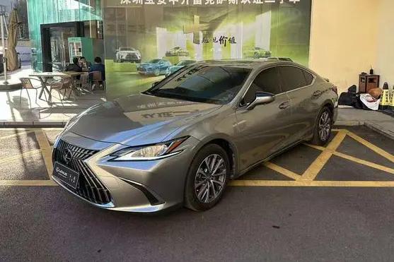 Lexus ES 2024 г. 28135 км.