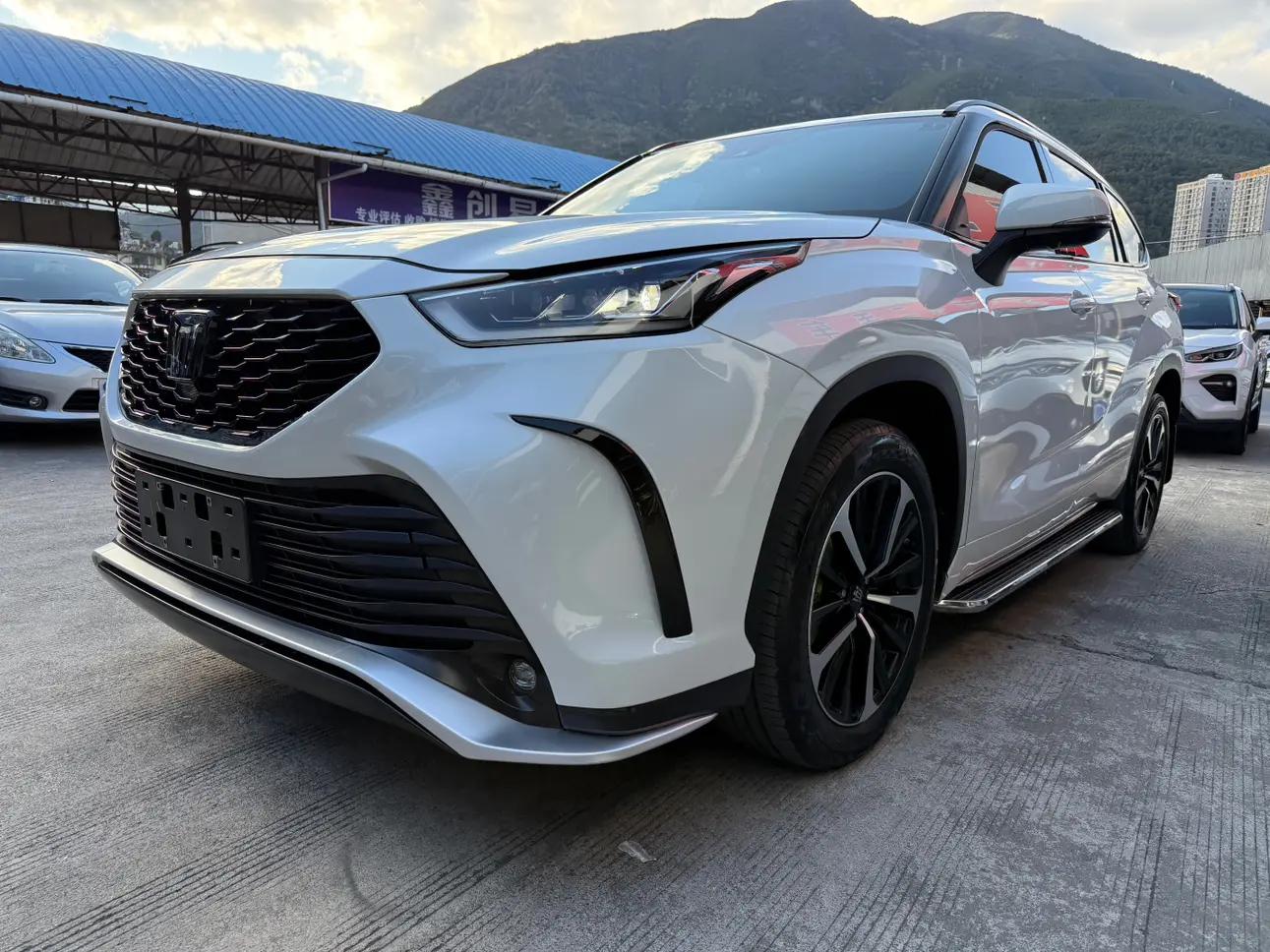 Toyota Crown Kluger 2023 г.