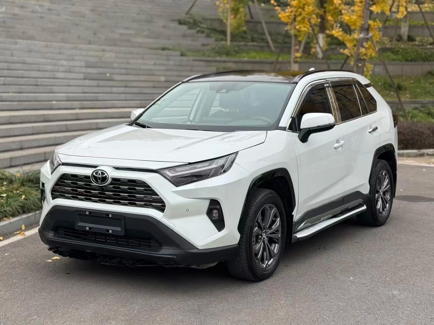 Toyota RAV4 2025 г. 4700 км.