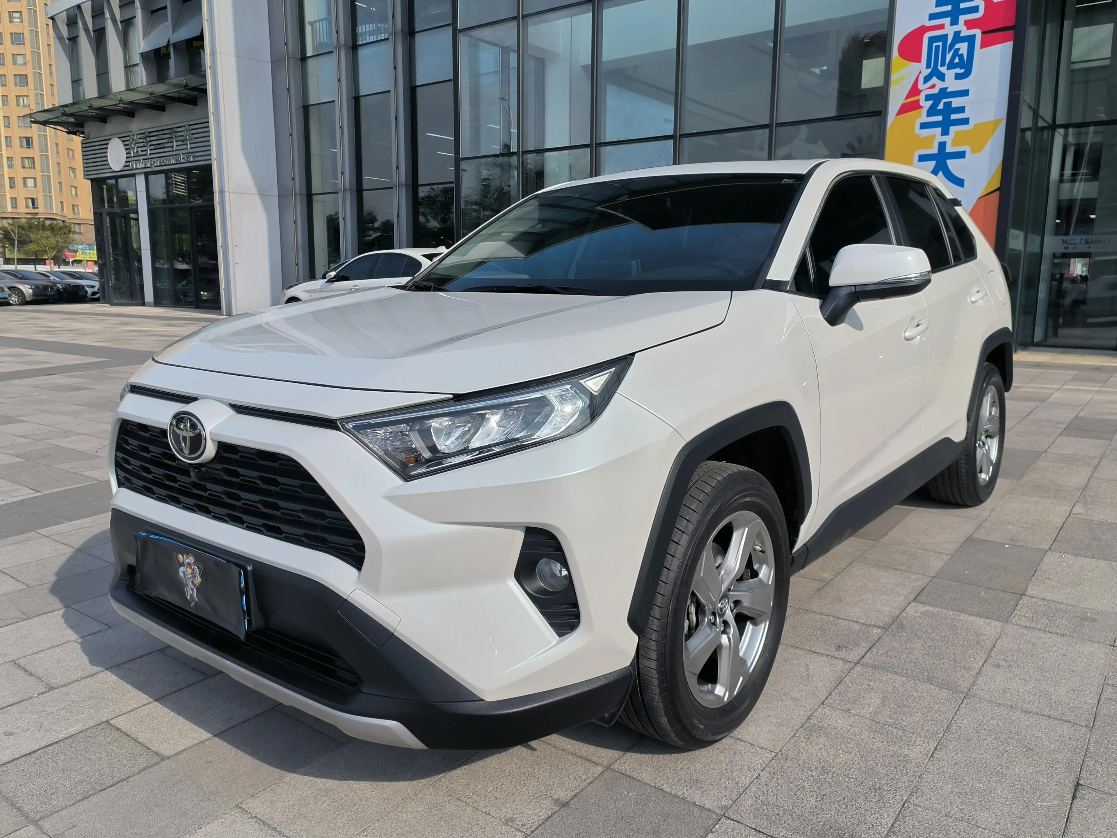 Toyota RAV4 2022 г. 30000 км.