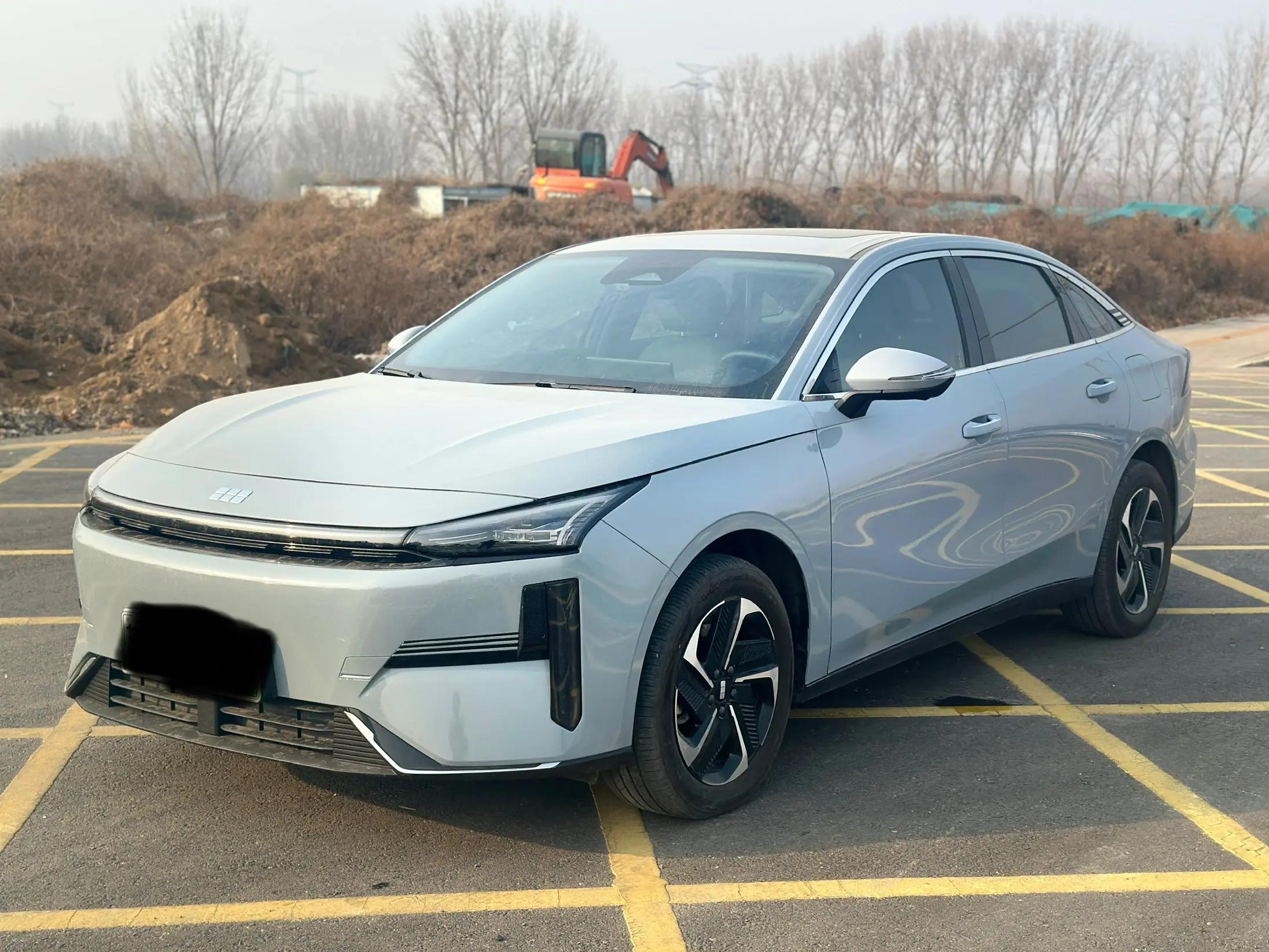 Geely Galaxy L6 2025 г. 12024 км.