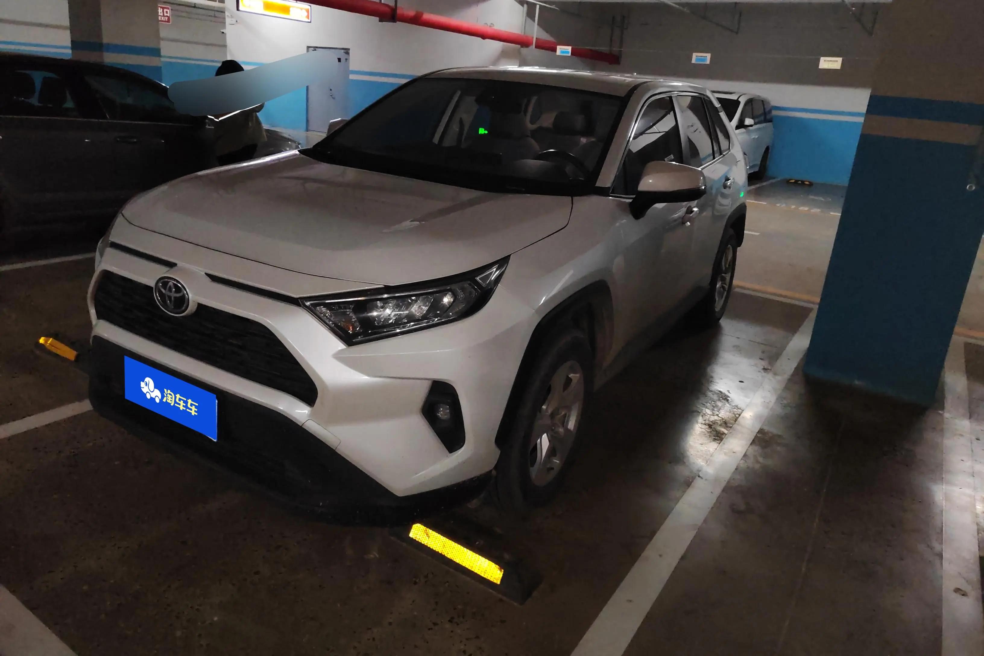 Toyota RAV4 2024 г. 39800 км.