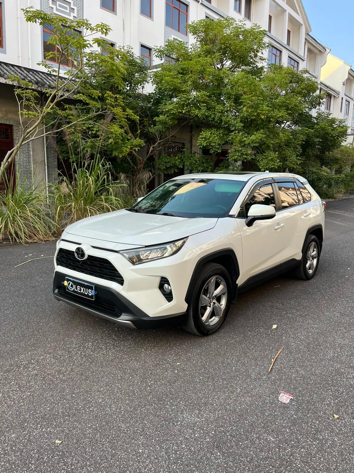 Toyota RAV4 2021 г. 100112 км.