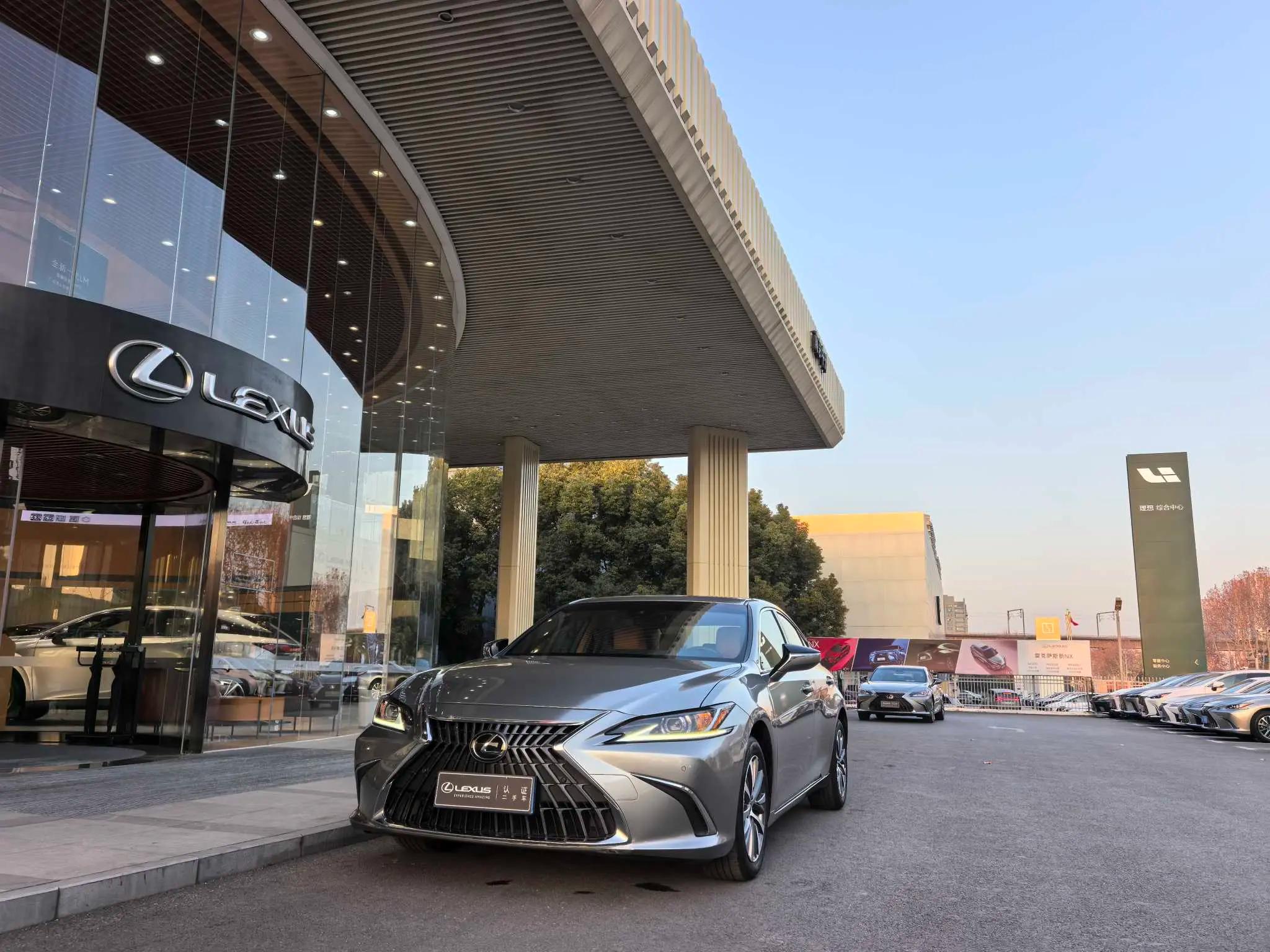 Lexus ES 2024 г. 19000 км.