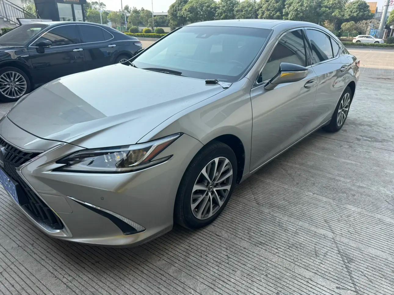 Lexus ES 2022 г. 70000 км.