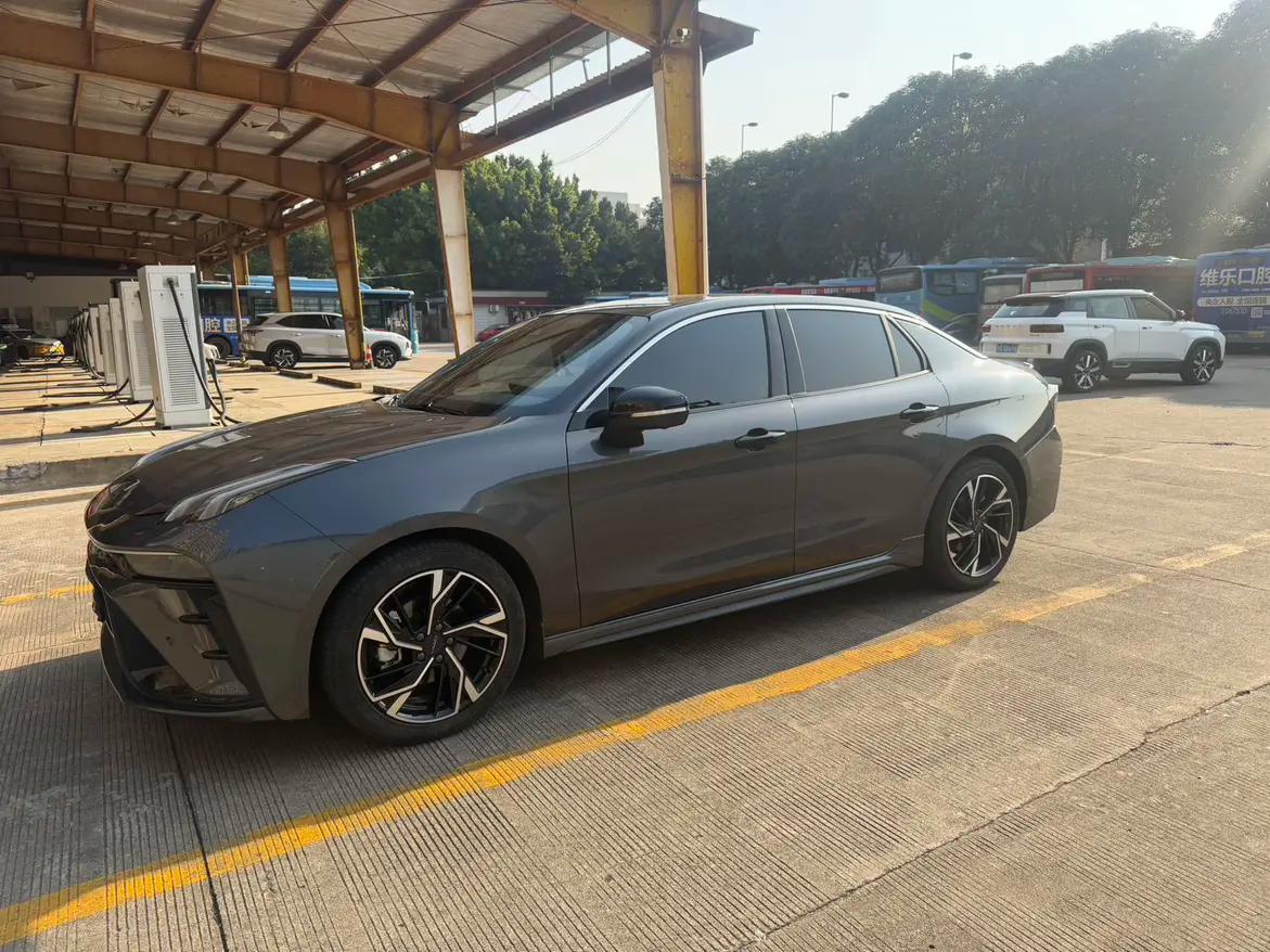Lynk & Co 03 2022 г. 18077 км.