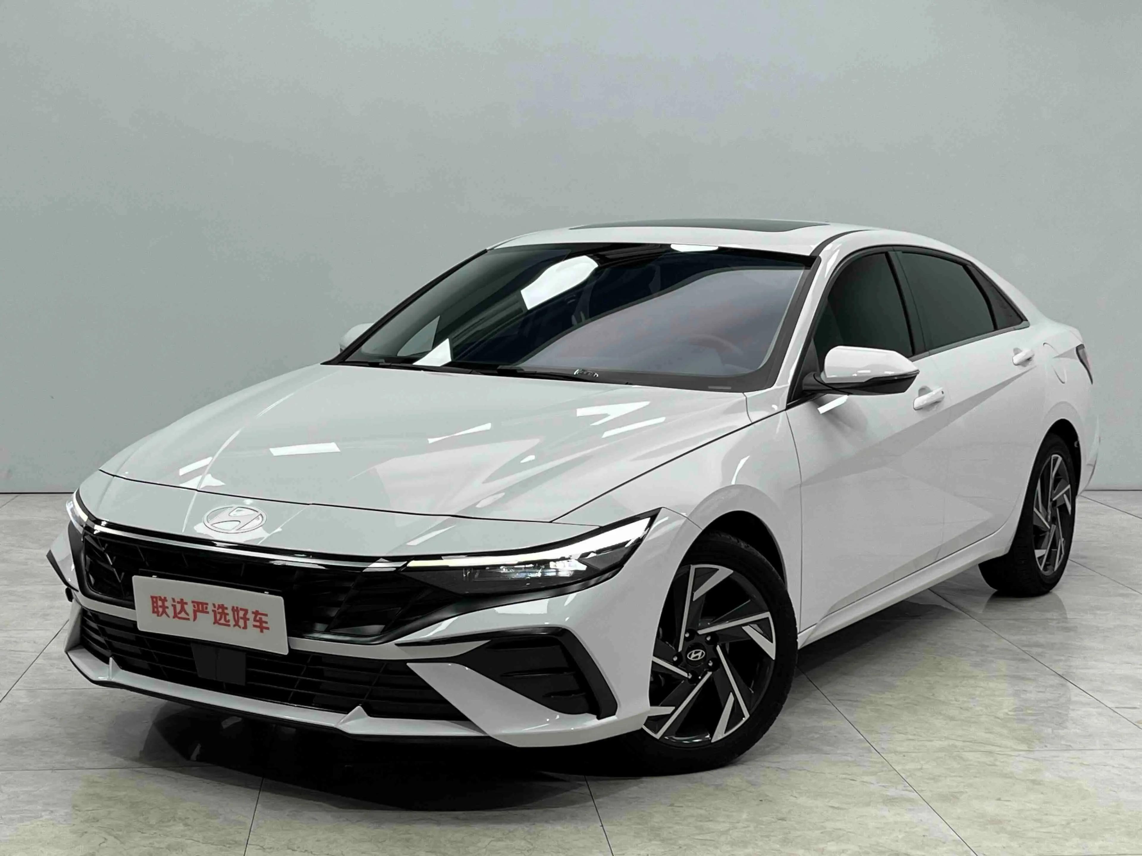 Hyundai Elantra 2023 г. 44030 км.