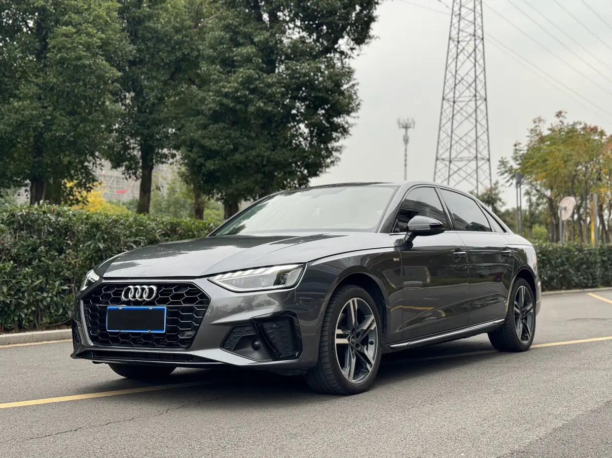 Audi A4L 2023 г. 24062 км.