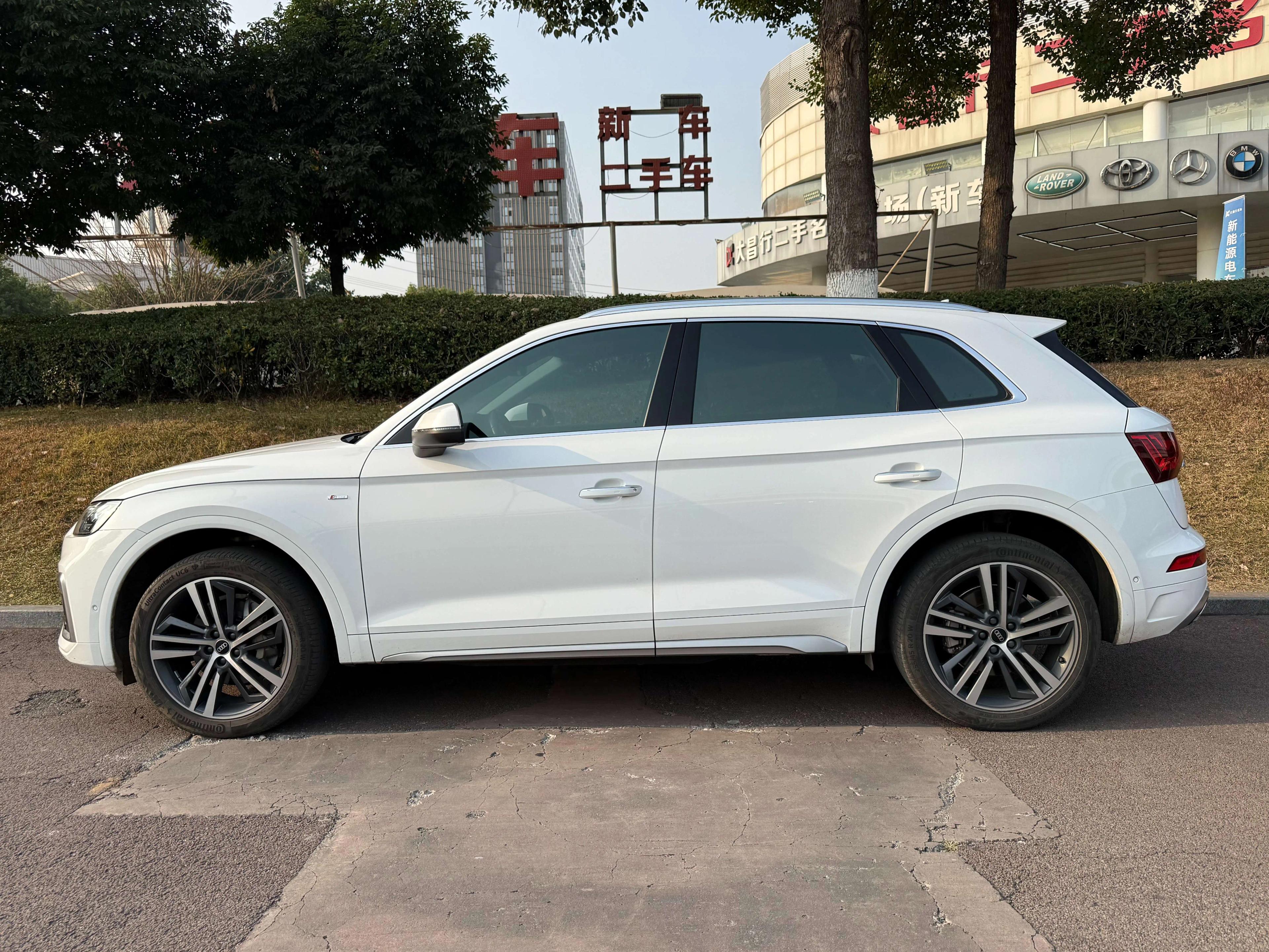 Audi Q5L 2022 г. 43083 км.