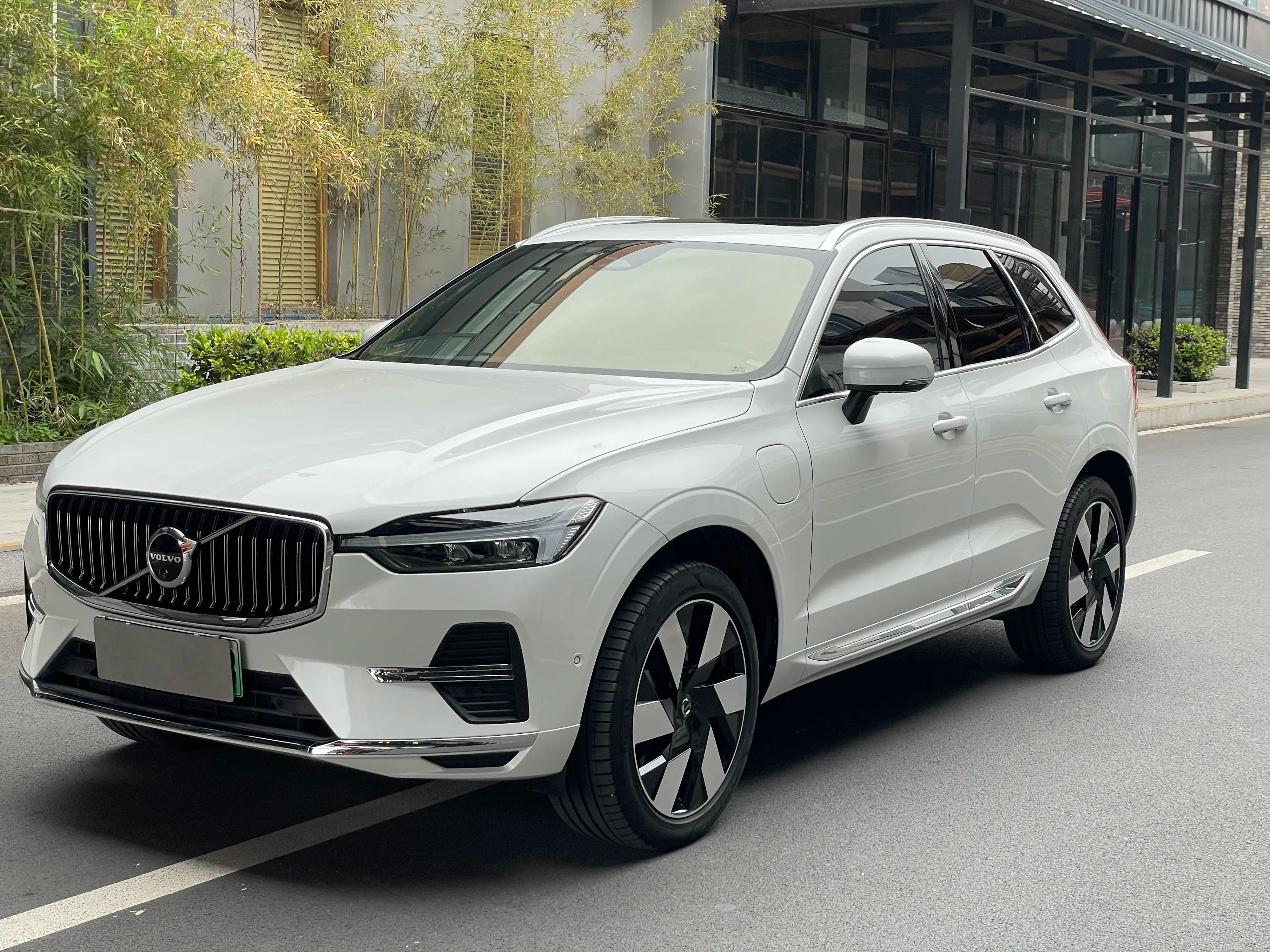 Volvo XC60 PHEV 2024 г. 12360 км.