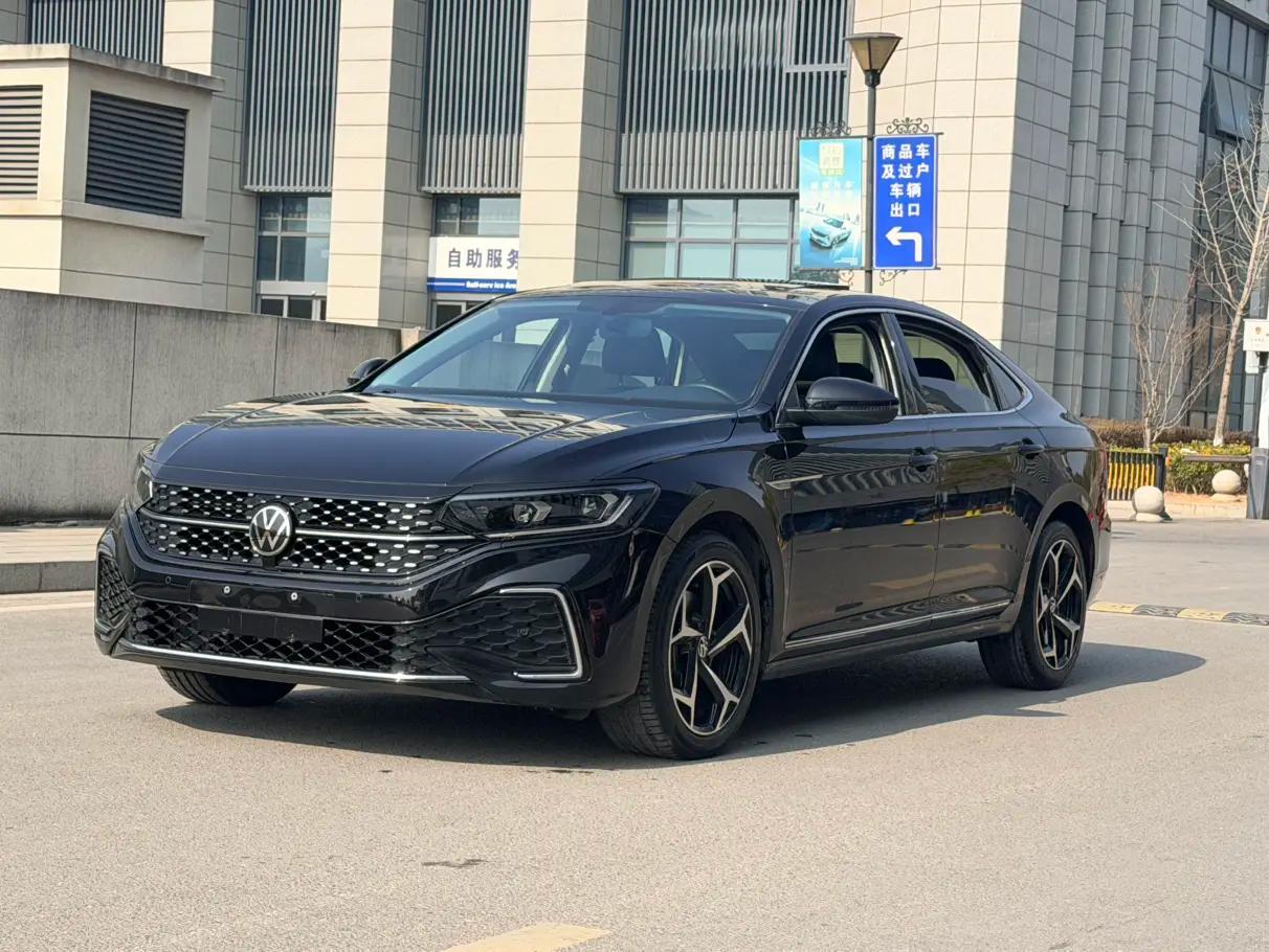 Volkswagen Passat 2023 г. 57119 км.
