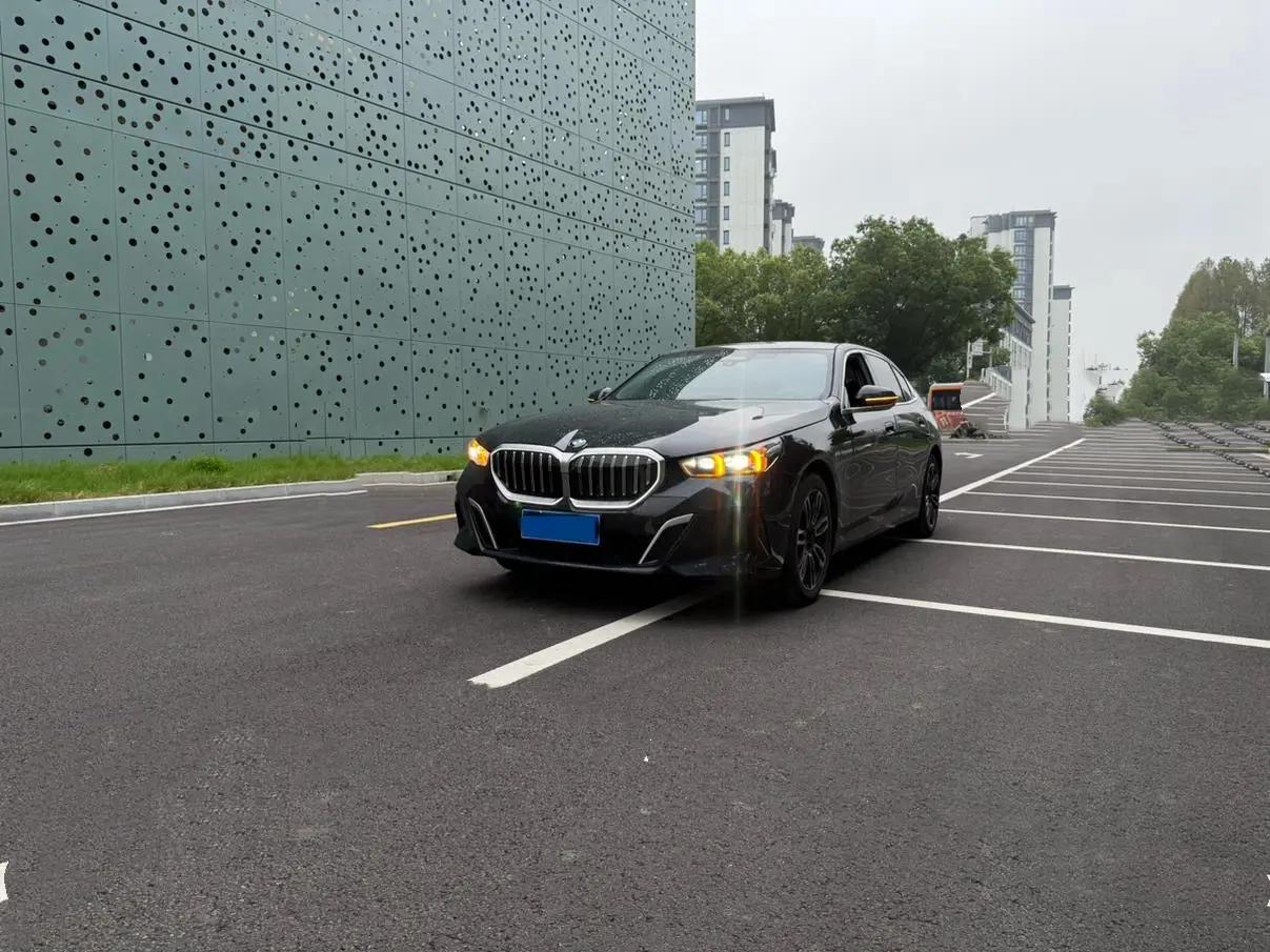 BMW 5 Series 2025 г. 9618 км.