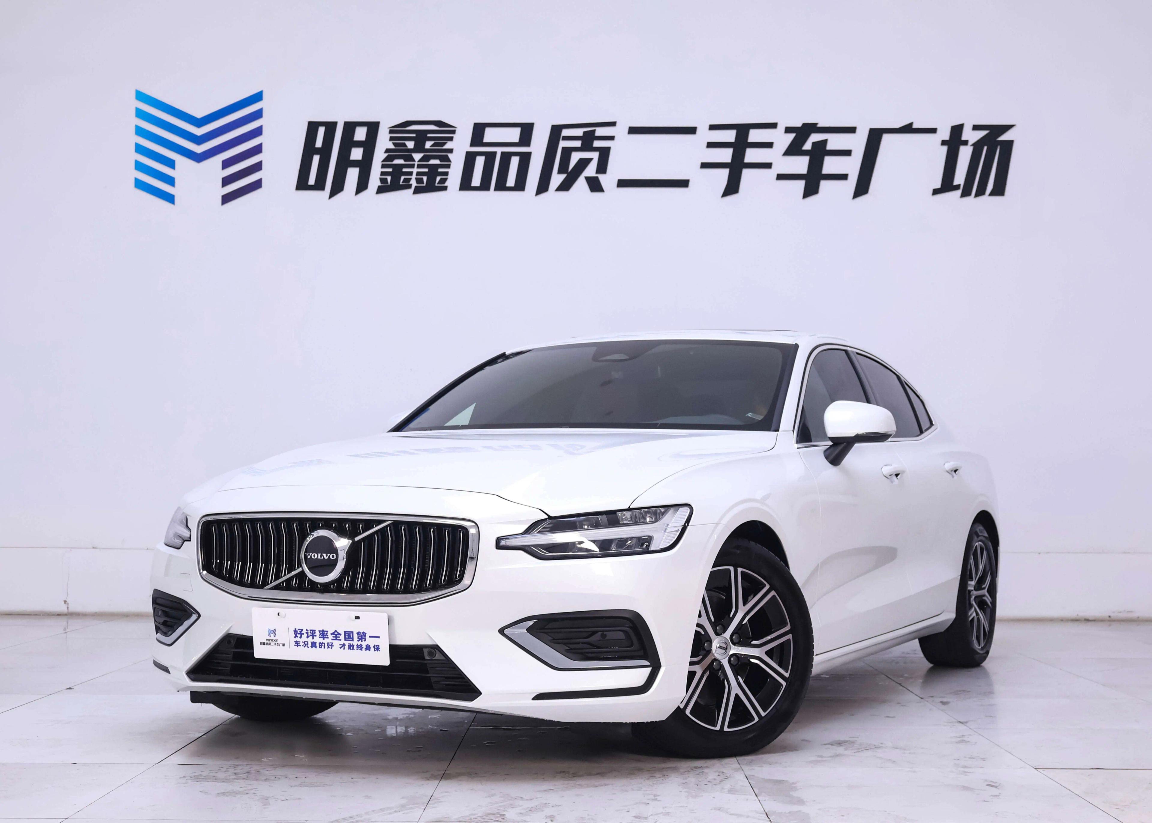 Volvo S60 2024 г. 3933 км.