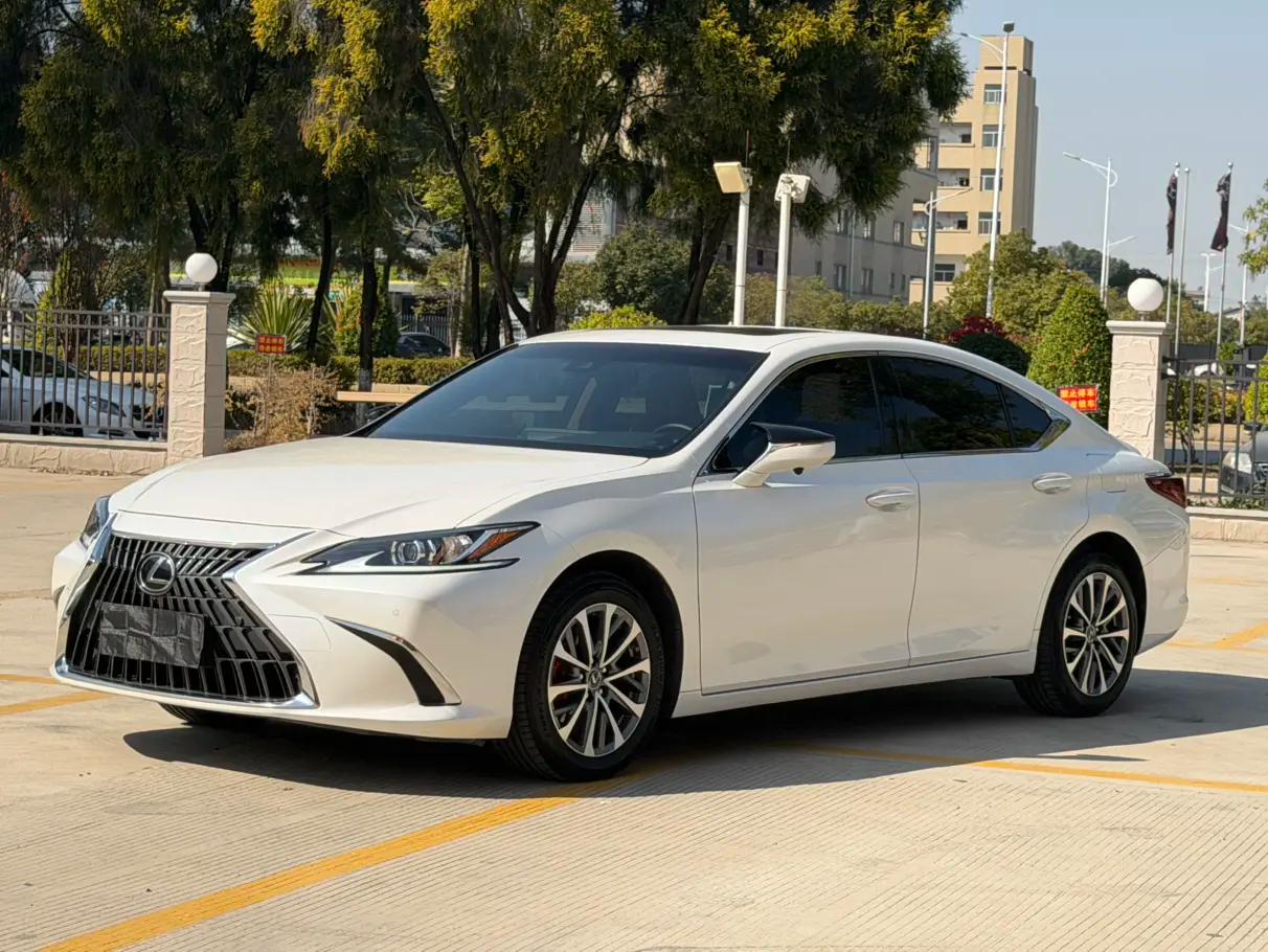 Lexus ES 2023 г. 44112 км.