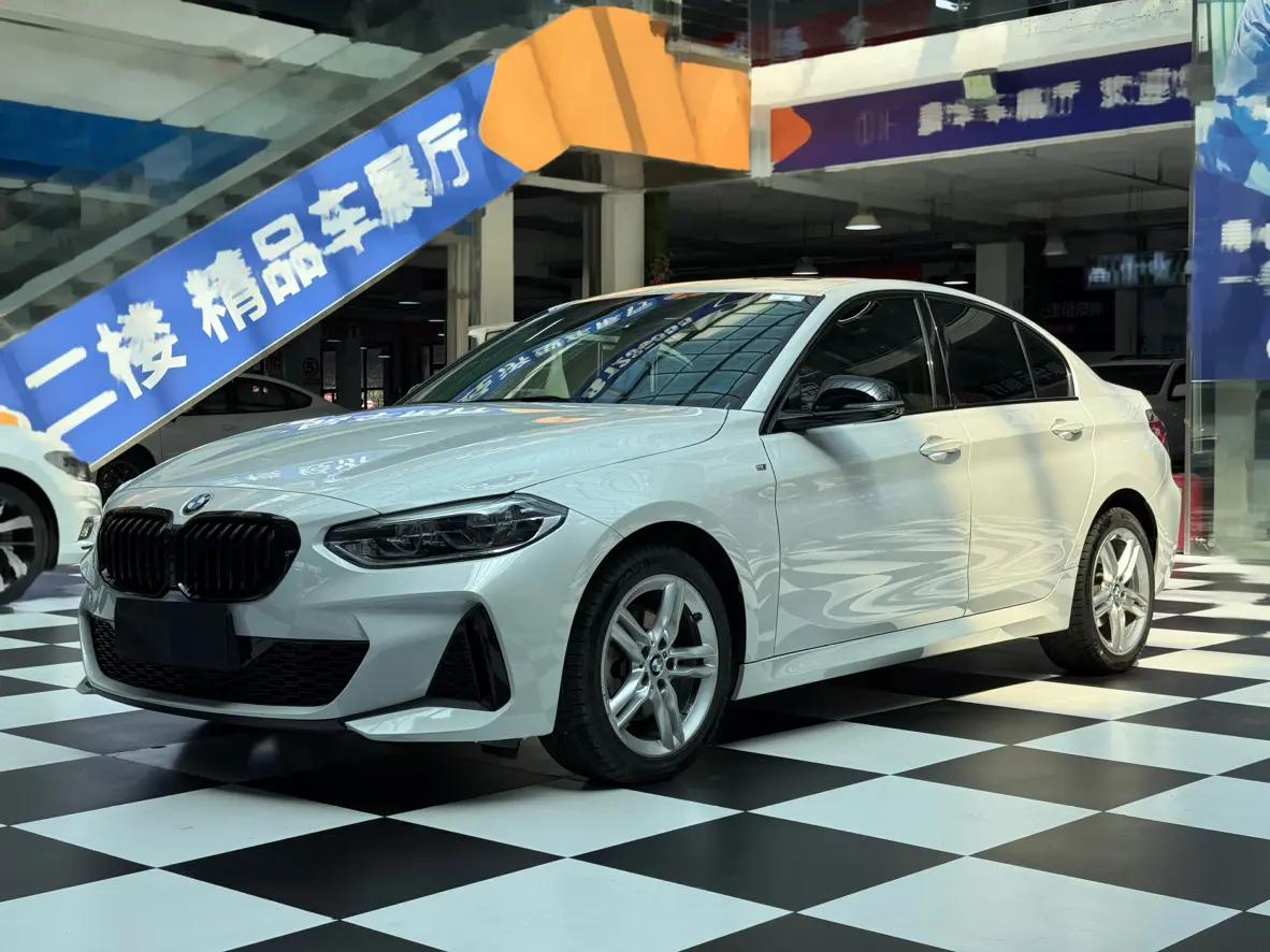 BMW 1 Series 2023 г. 33140 км.