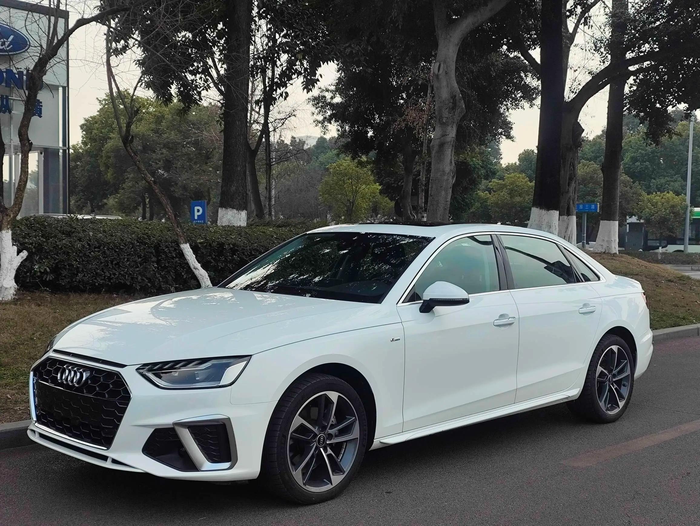 Audi A4L 2023 г. 30035 км.