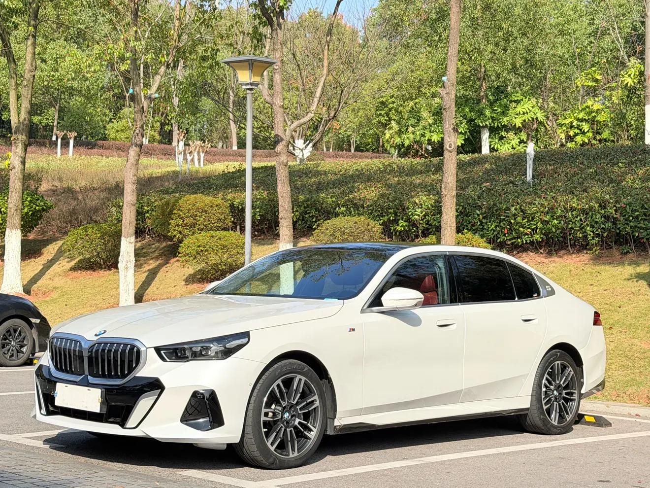 BMW 5 Series 2025 г. 60012 км.