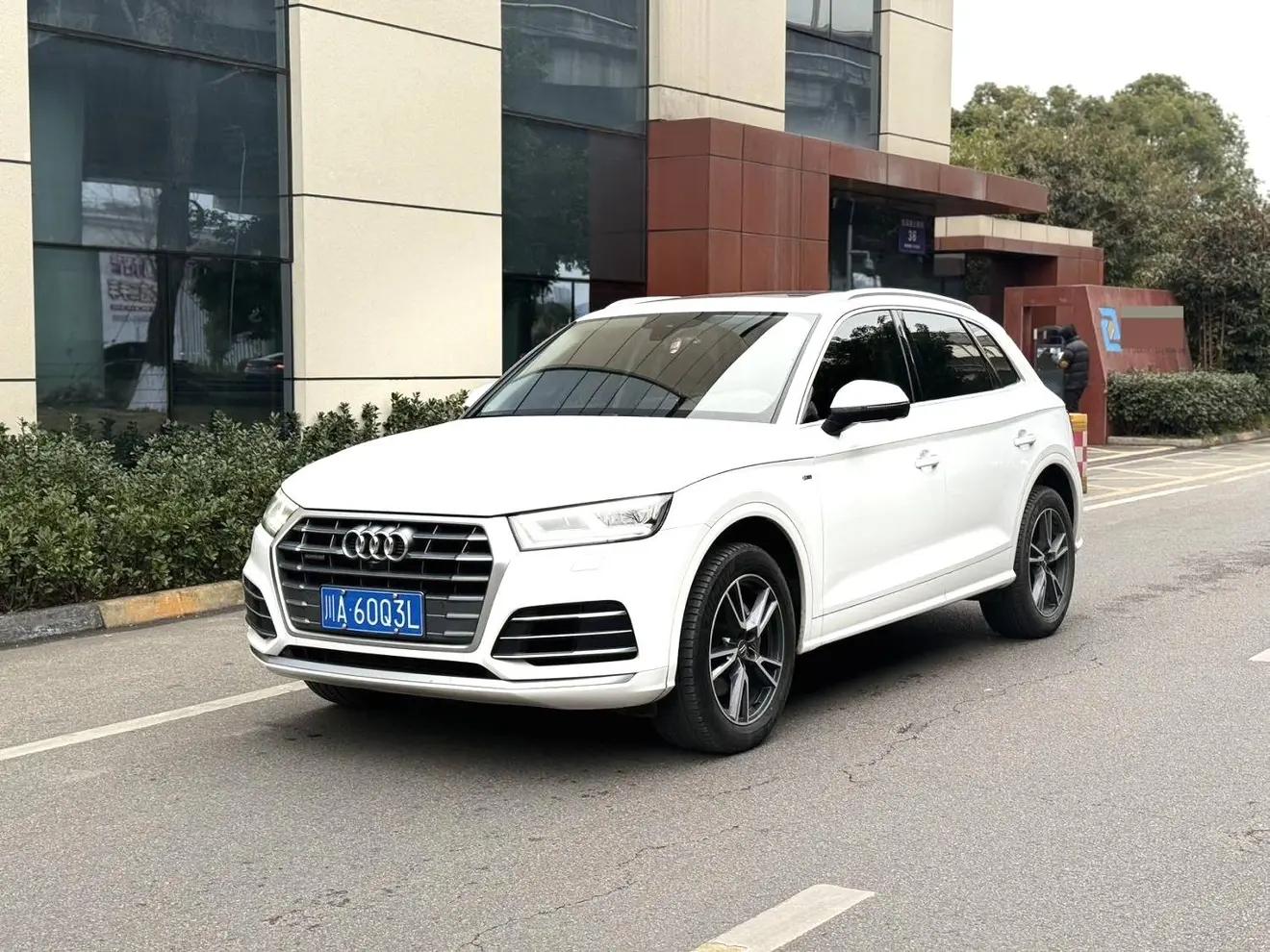 Audi Q5L 2021 г. 60108 км.