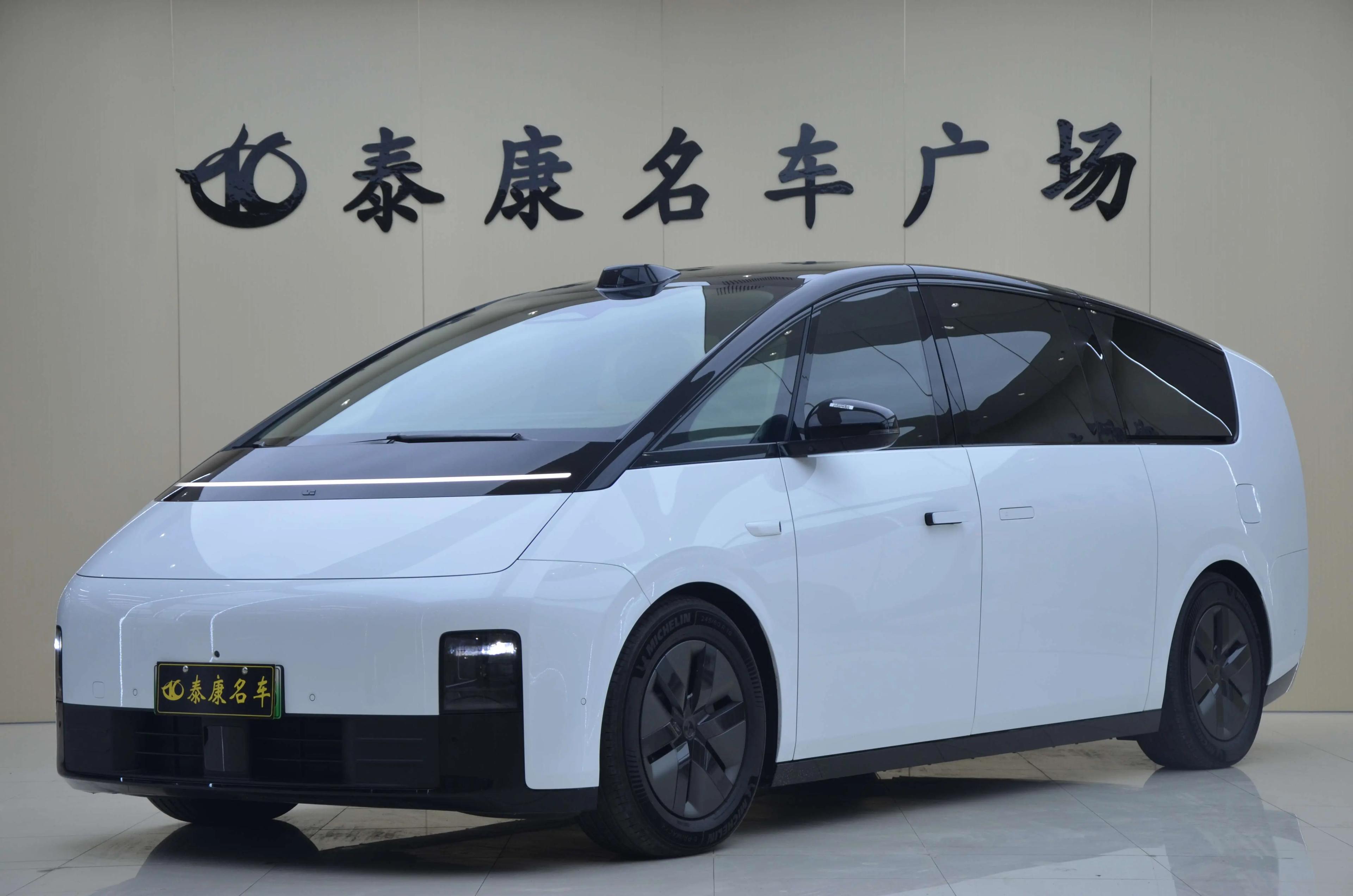 Lixiang MEGA 2025 г. 8051 км.