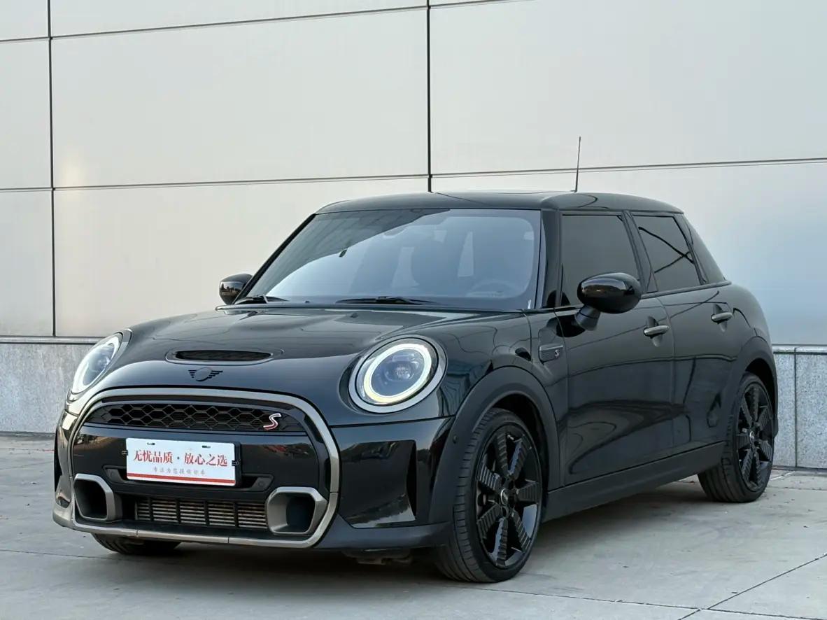MINI  2023 г. 73122 км.