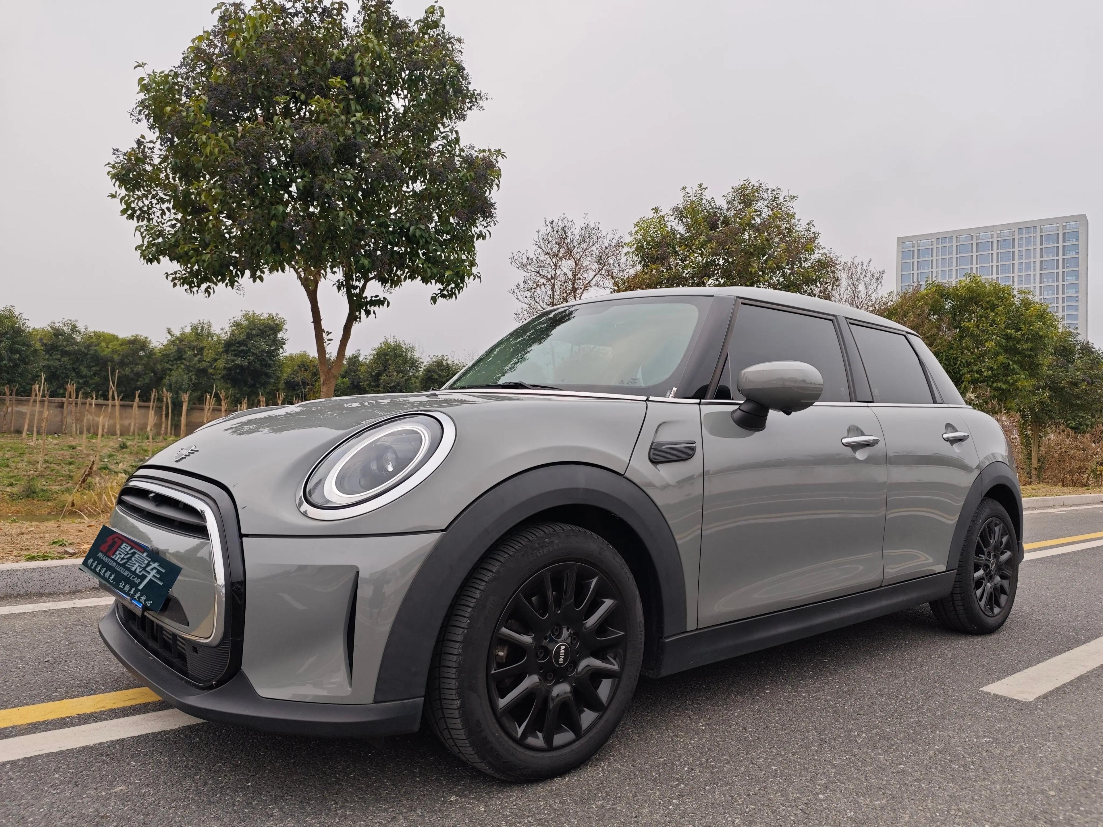 MINI  2022 г. 21127 км.