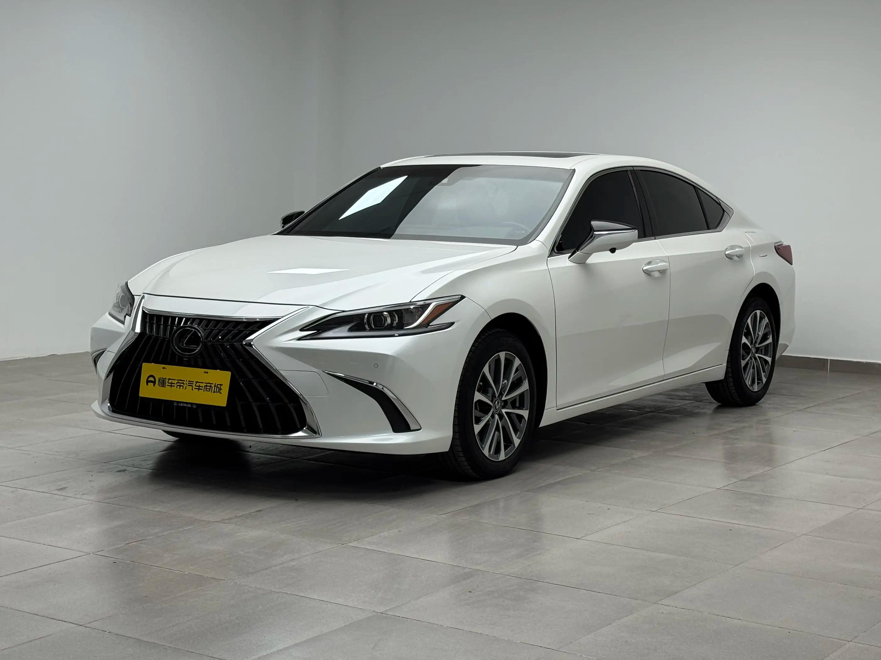 Lexus ES 2023 г. 22306 км.