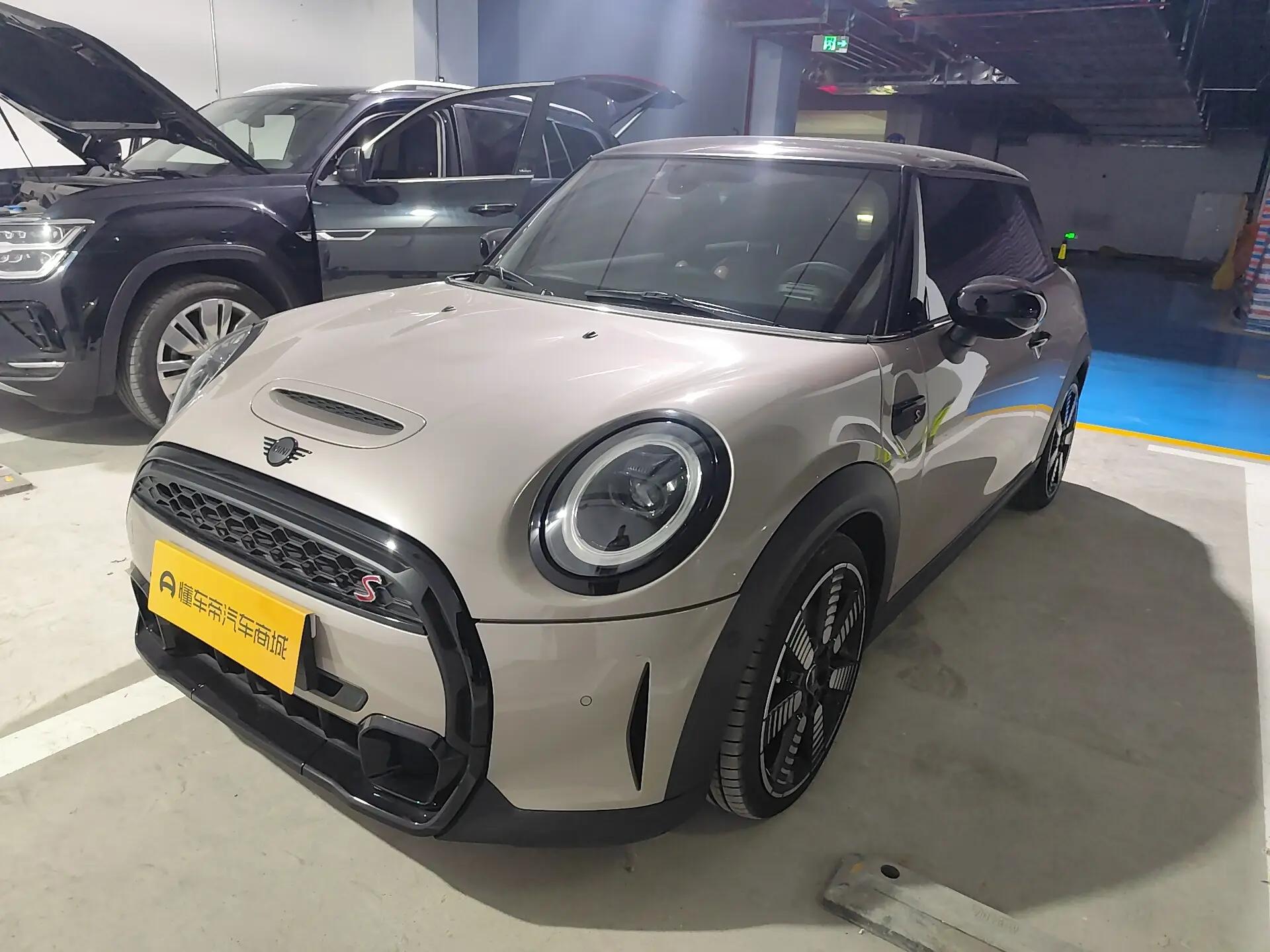 MINI  2023 г. 10536 км.