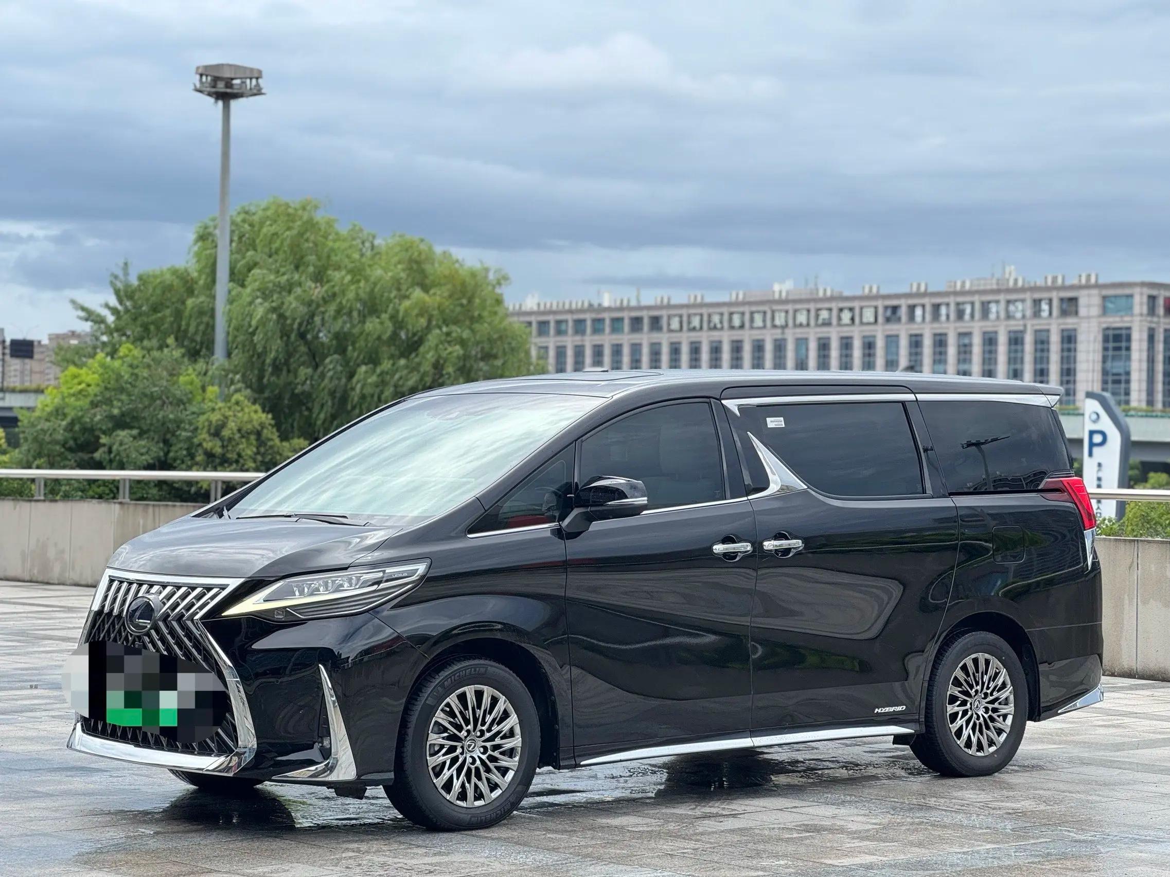 Lexus LM 2021 г. 86072 км.