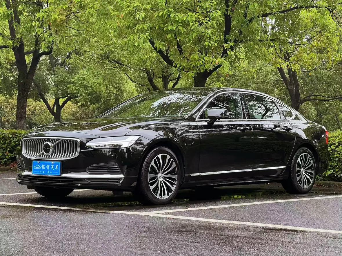 Volvo S90 PHEV 2023 г. 31013 км.
