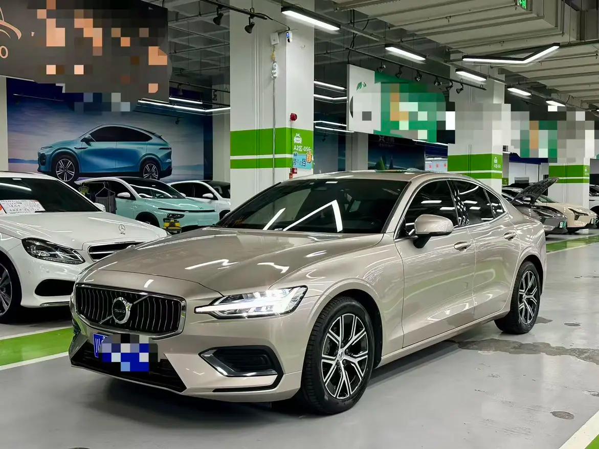 Volvo S60 2023 г. 22012 км.