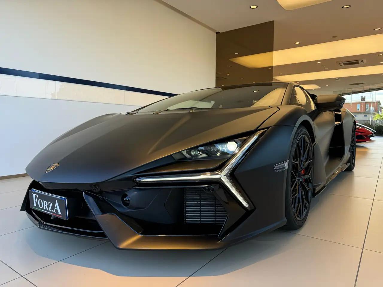 Lamborghini Revuelto