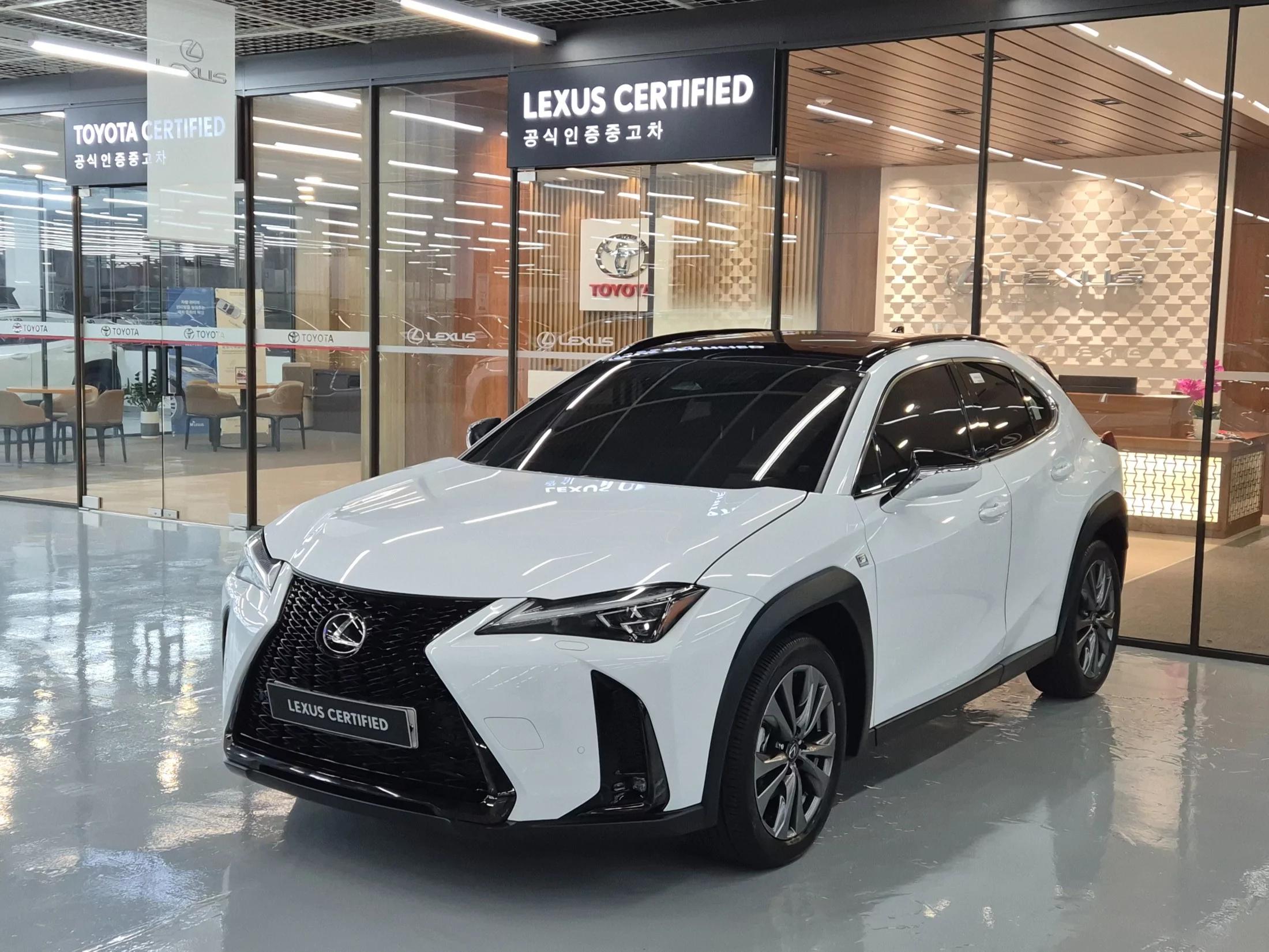 Lexus UX 2.0 F-Sport 2WD, гибрид, 2024 г. 8807 км.