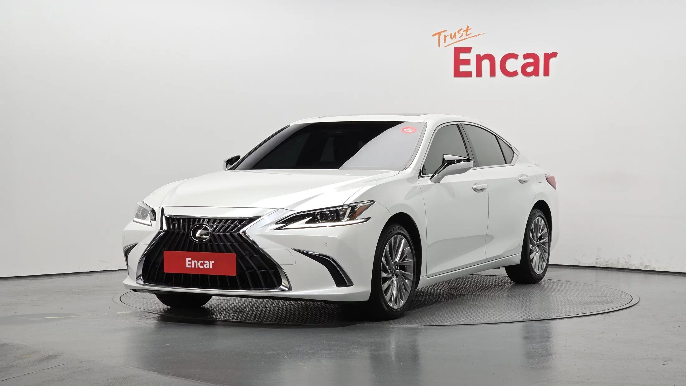 Lexus ES300h Luxury Plus, гибрид, 2023 г. 23395 км.