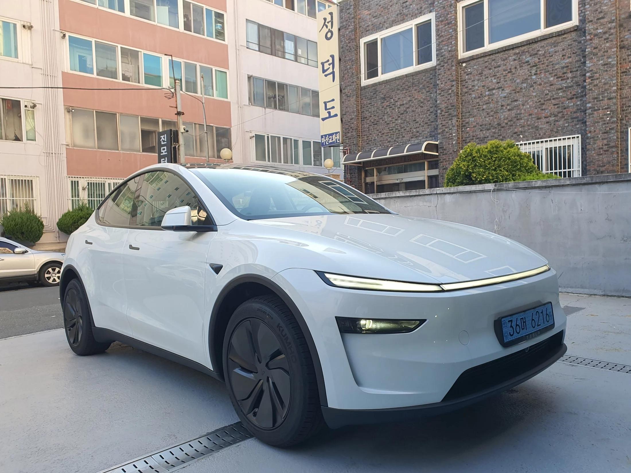 Tesla Model Y RWD, электромобиль, 2025 г.