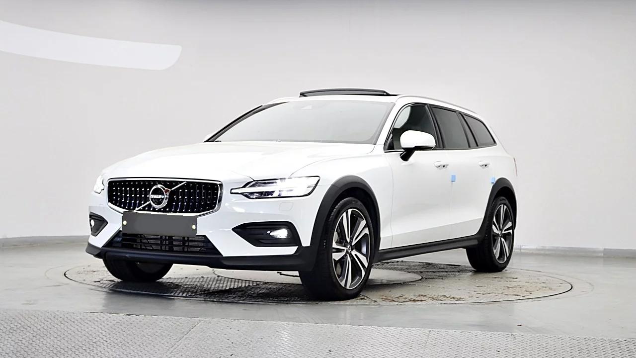 Volvo V60 B5 Pro AWD, 2021 г. 118741 км.