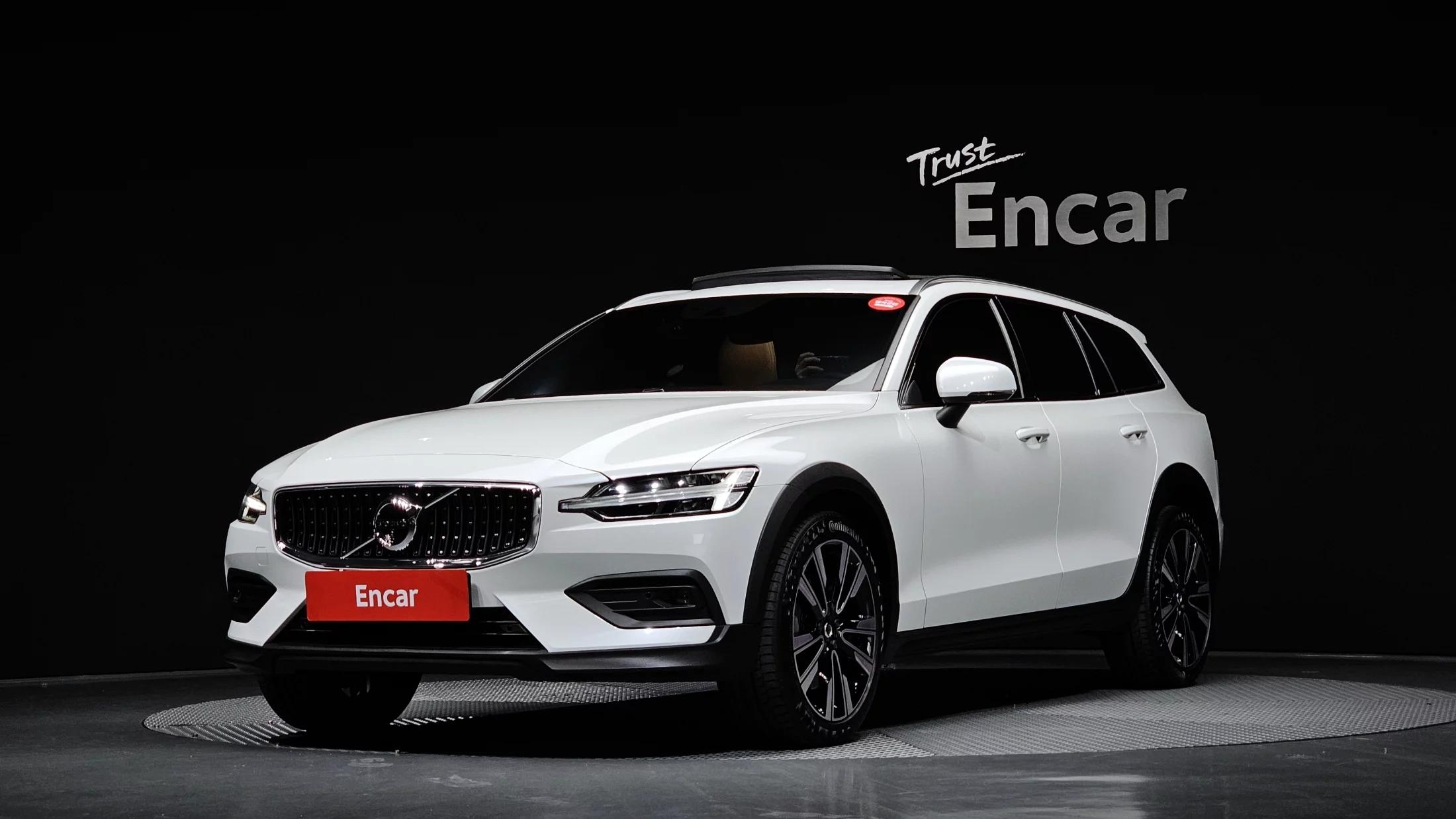 Volvo V60 B5 Pro AWD, 2022 г. 33183 км.