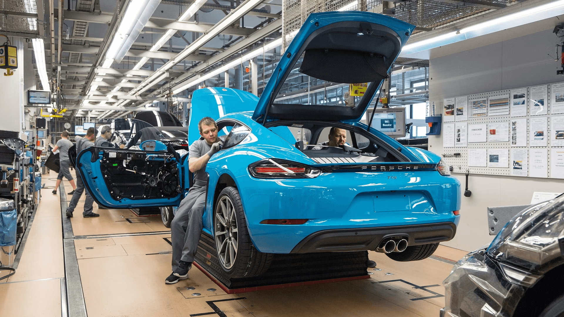 Porsche укладывает свои самые доступные модели в постель раньше, чем ожидалось