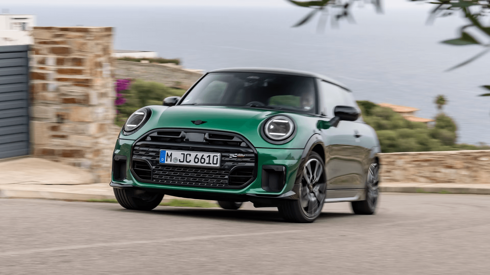 Cooper S, облаченный в отделку JCW, представляет самые спортивные модели Mini