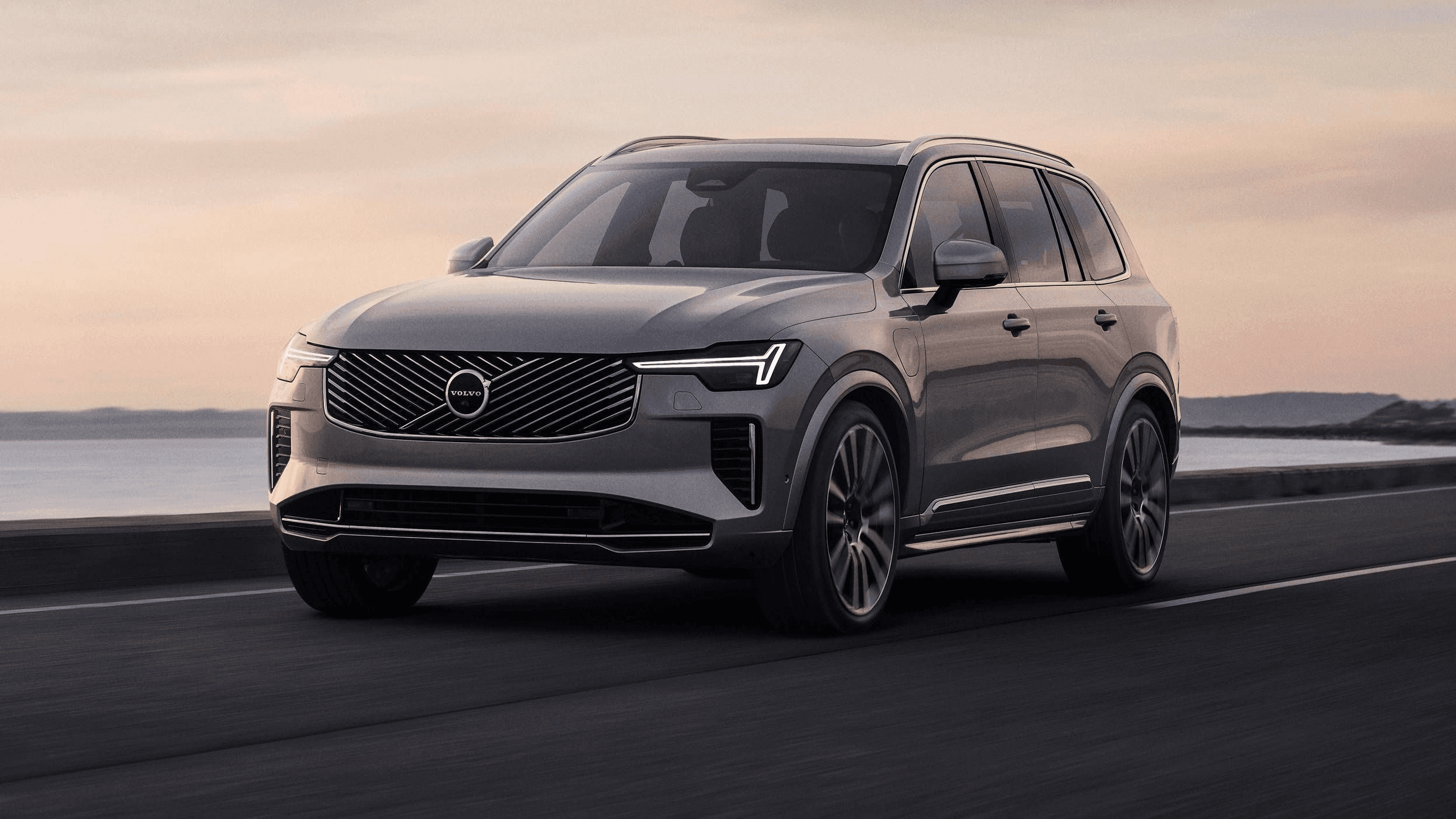 Volvo XC90 2025: обновление для тех, кто не готов к электромобилям