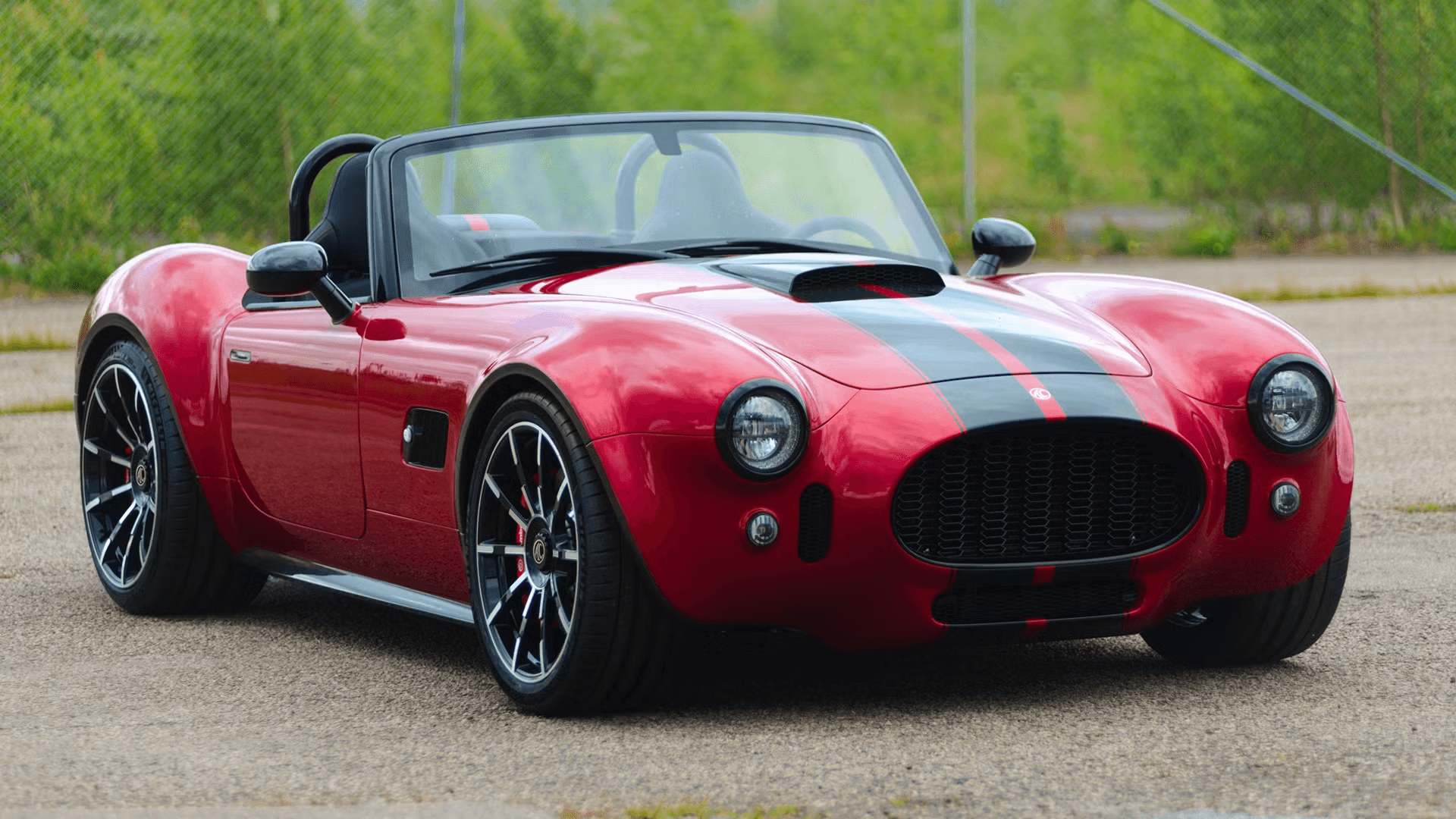 Возрождение легенды: AC Cobra GT Roadster выходит на дорогу