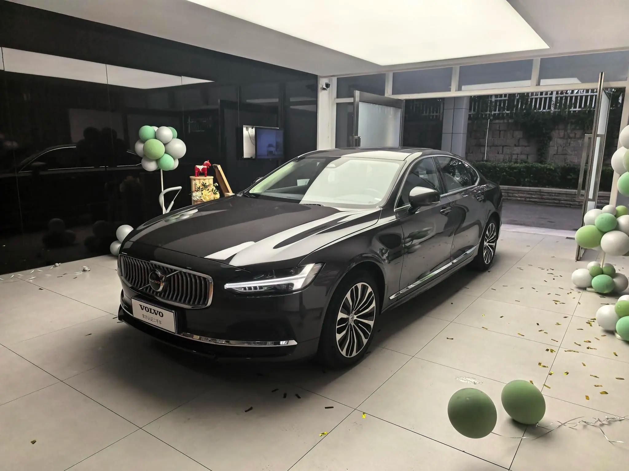 Volvo S90 2025 г. 13092 км.