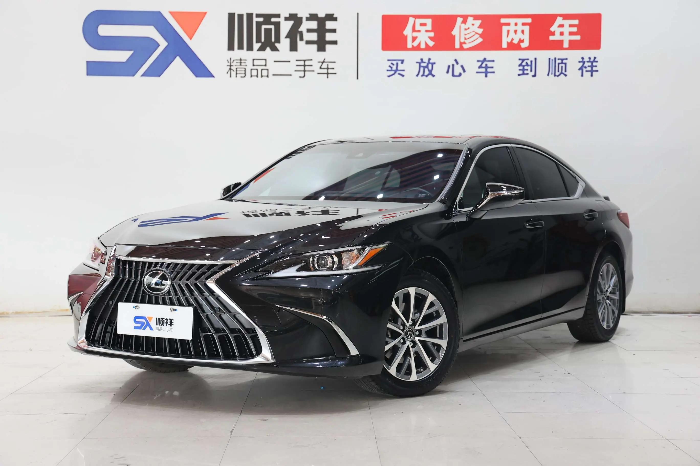 Lexus ES 2024 г. 18022 км.