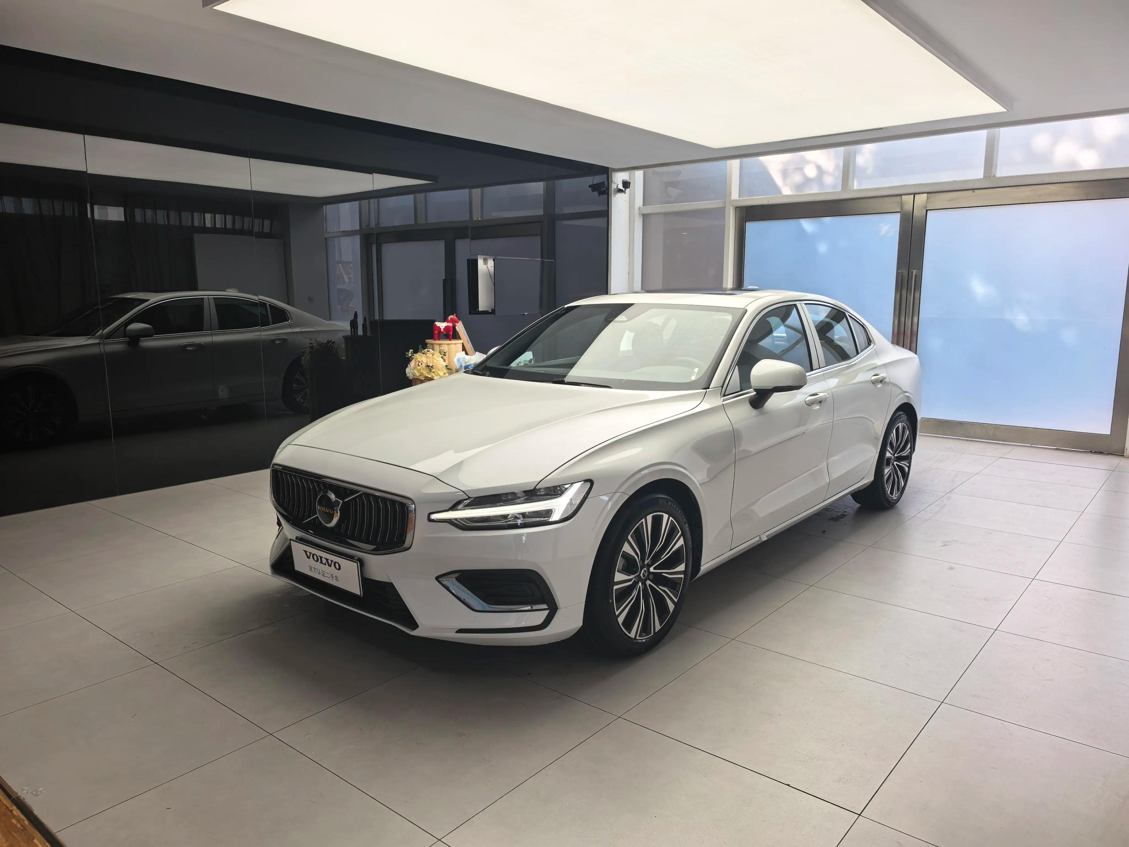 Volvo S60 2025 г. 3142 км.