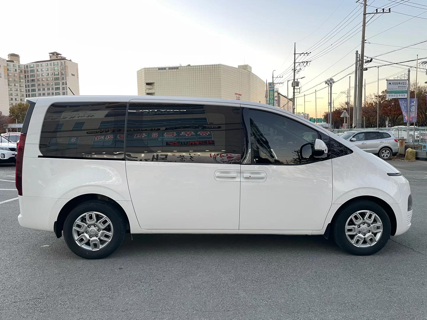 Hyundai Staria L3.5 Cargo 3-Seater Modern, 2023 г. 13632 км.