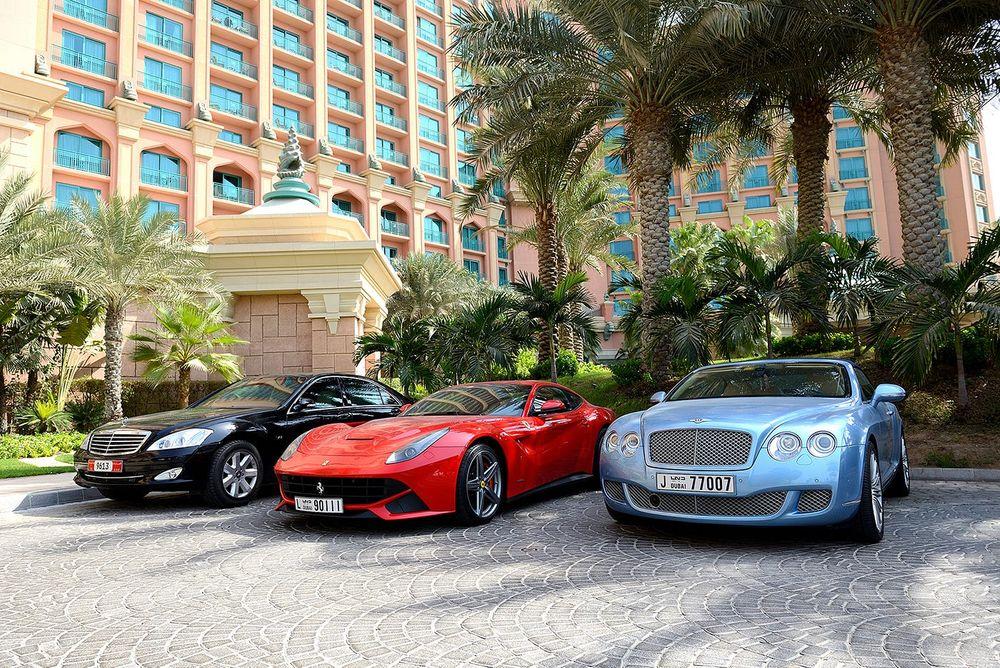 В ОАЭ процветает рынок подержанных авто. Электрификация, роскошь и внедорожники – вот что выбирают покупатели